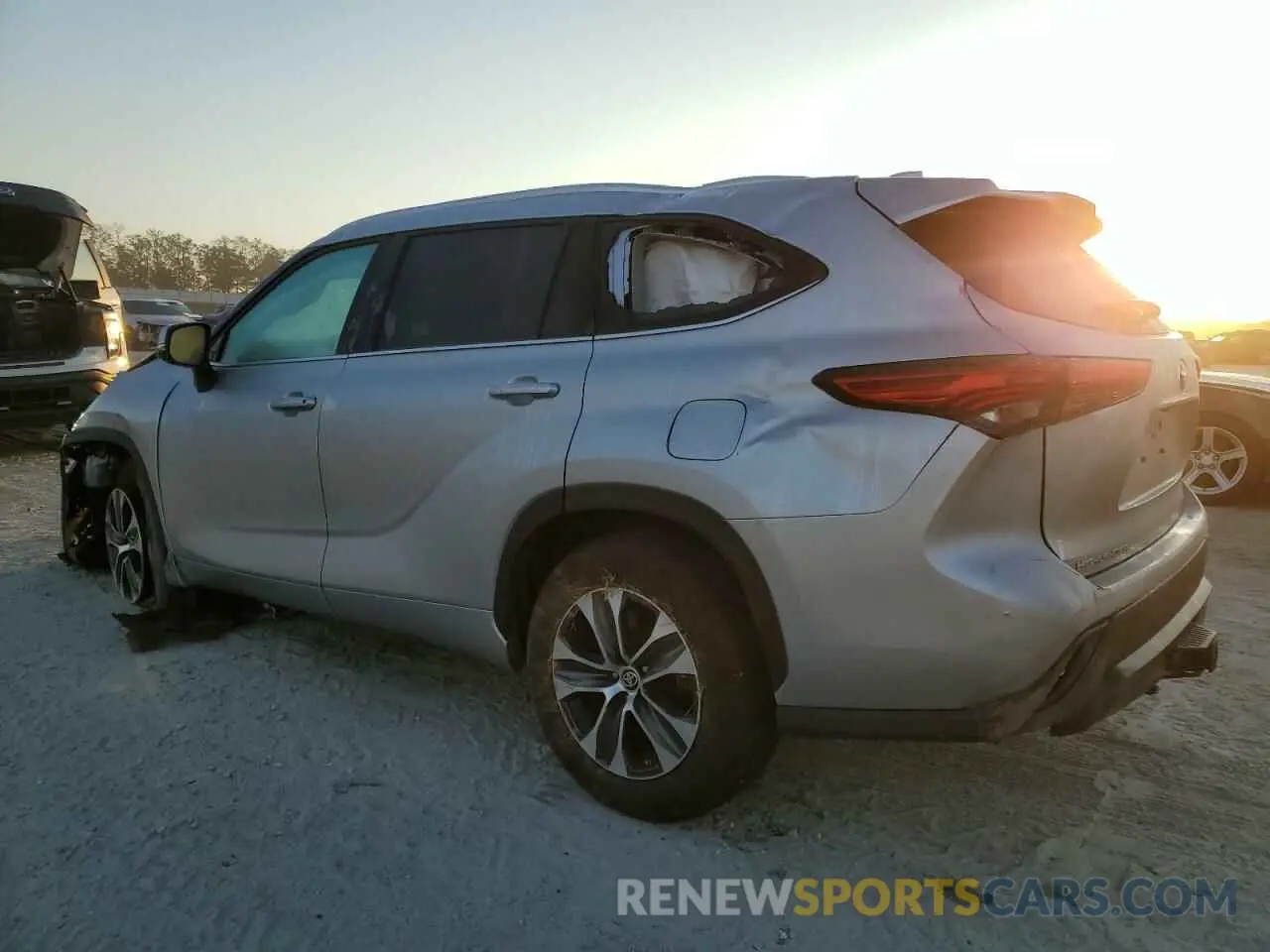 2 Photograph of a damaged car 5TDGZRAH2NS550768 TOYOTA HIGHLANDER 2022
