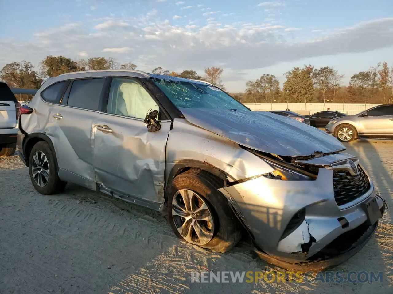 4 Photograph of a damaged car 5TDGZRAH2NS550768 TOYOTA HIGHLANDER 2022
