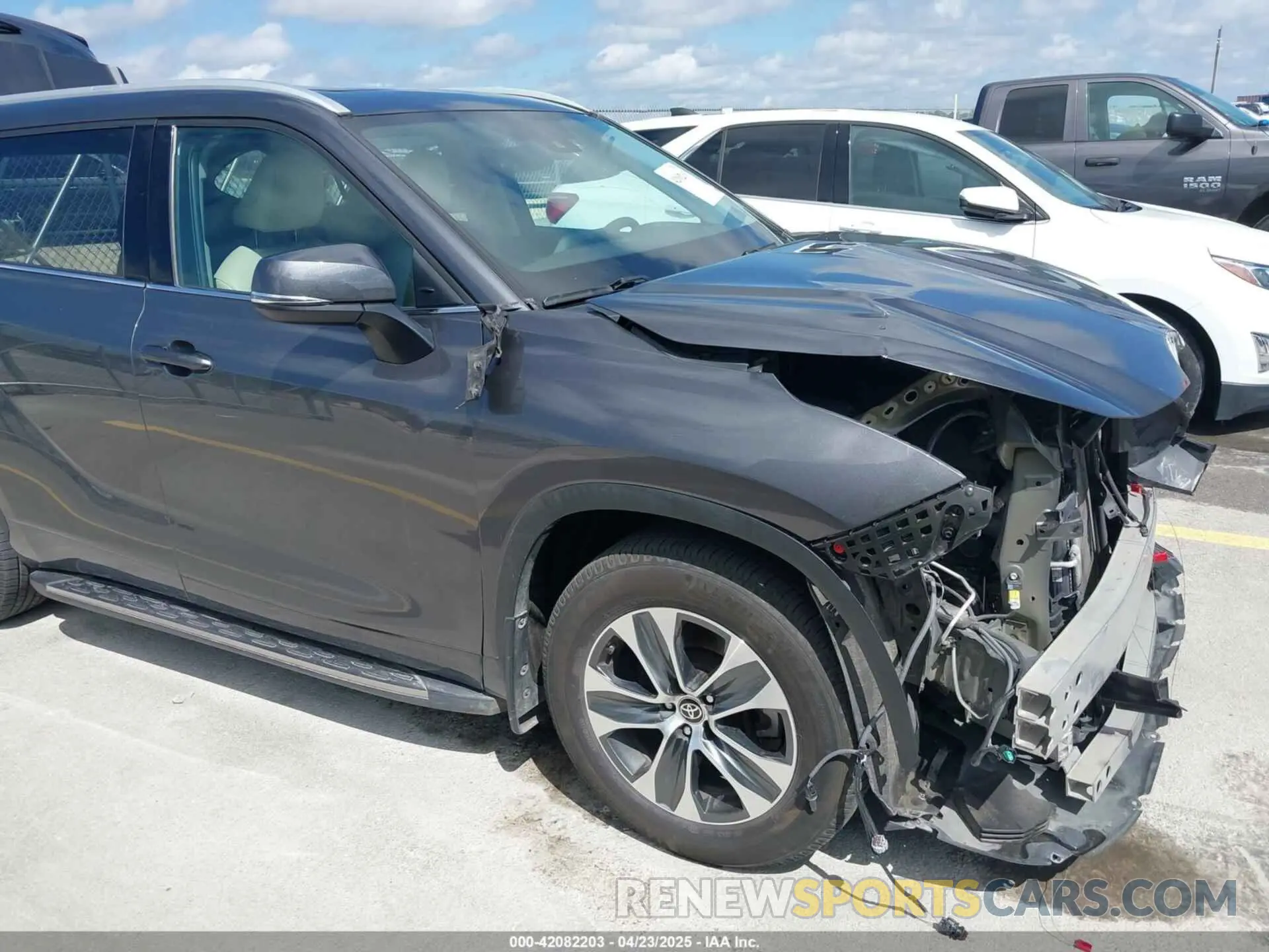 18 Photograph of a damaged car 5TDGZRAH2NS552455 TOYOTA HIGHLANDER 2022
