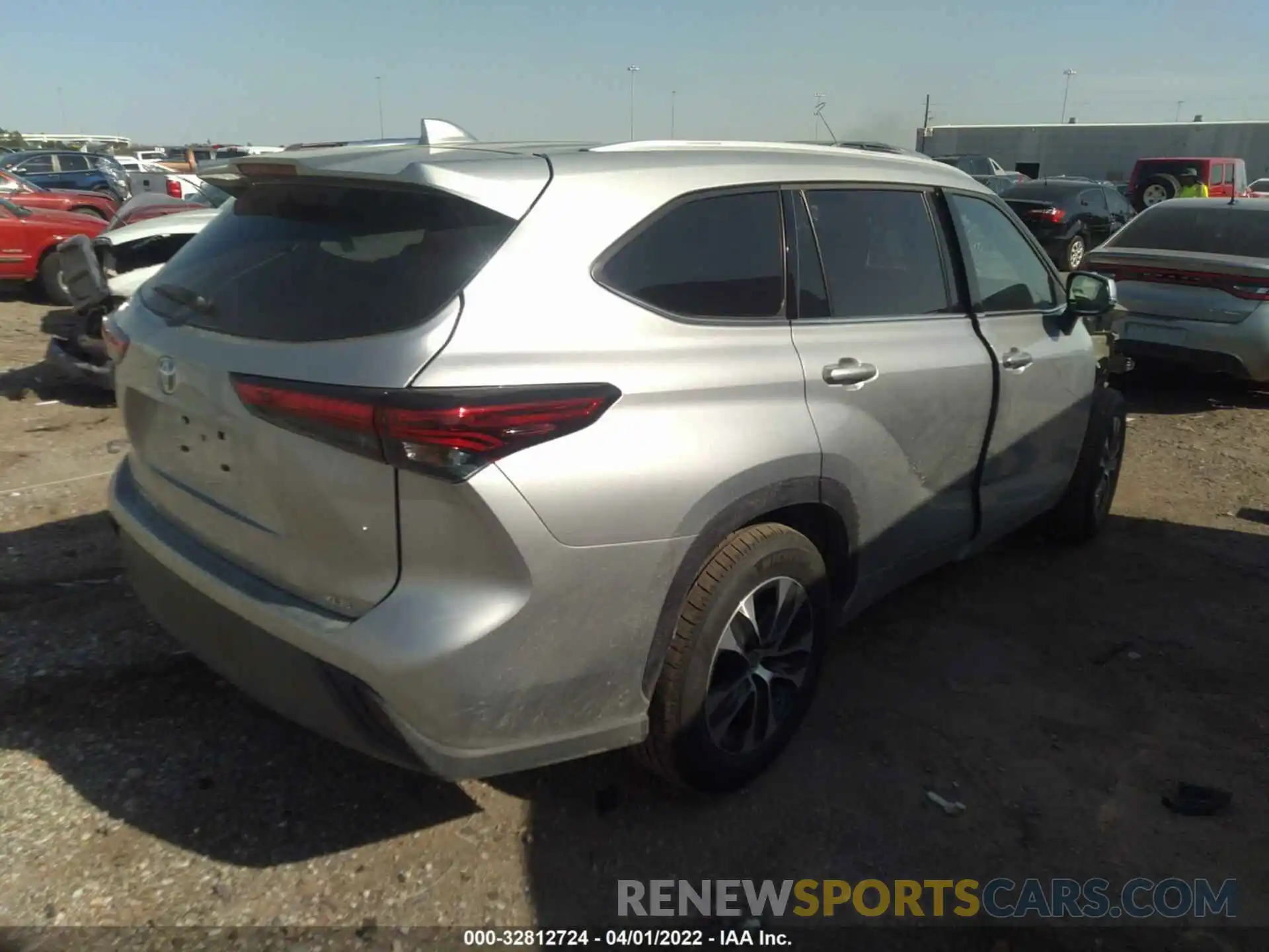 4 Photograph of a damaged car 5TDGZRAH3NS111319 TOYOTA HIGHLANDER 2022