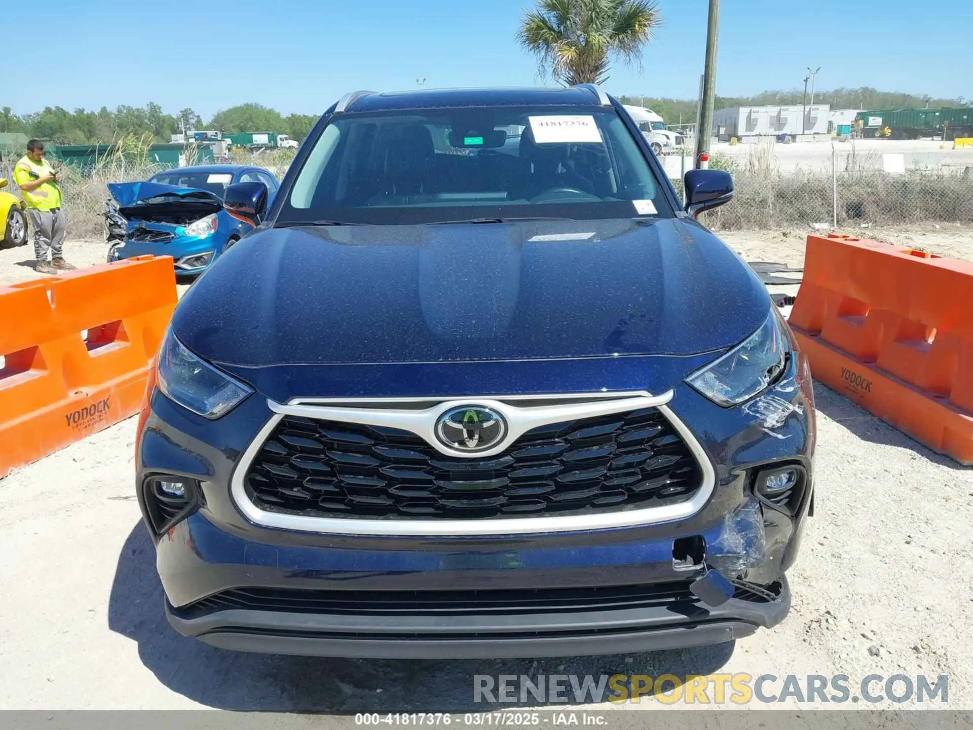 13 Photograph of a damaged car 5TDGZRAH3NS555445 TOYOTA HIGHLANDER 2022