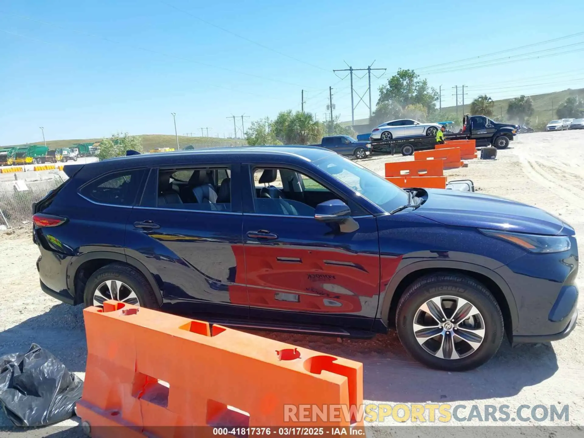 14 Photograph of a damaged car 5TDGZRAH3NS555445 TOYOTA HIGHLANDER 2022