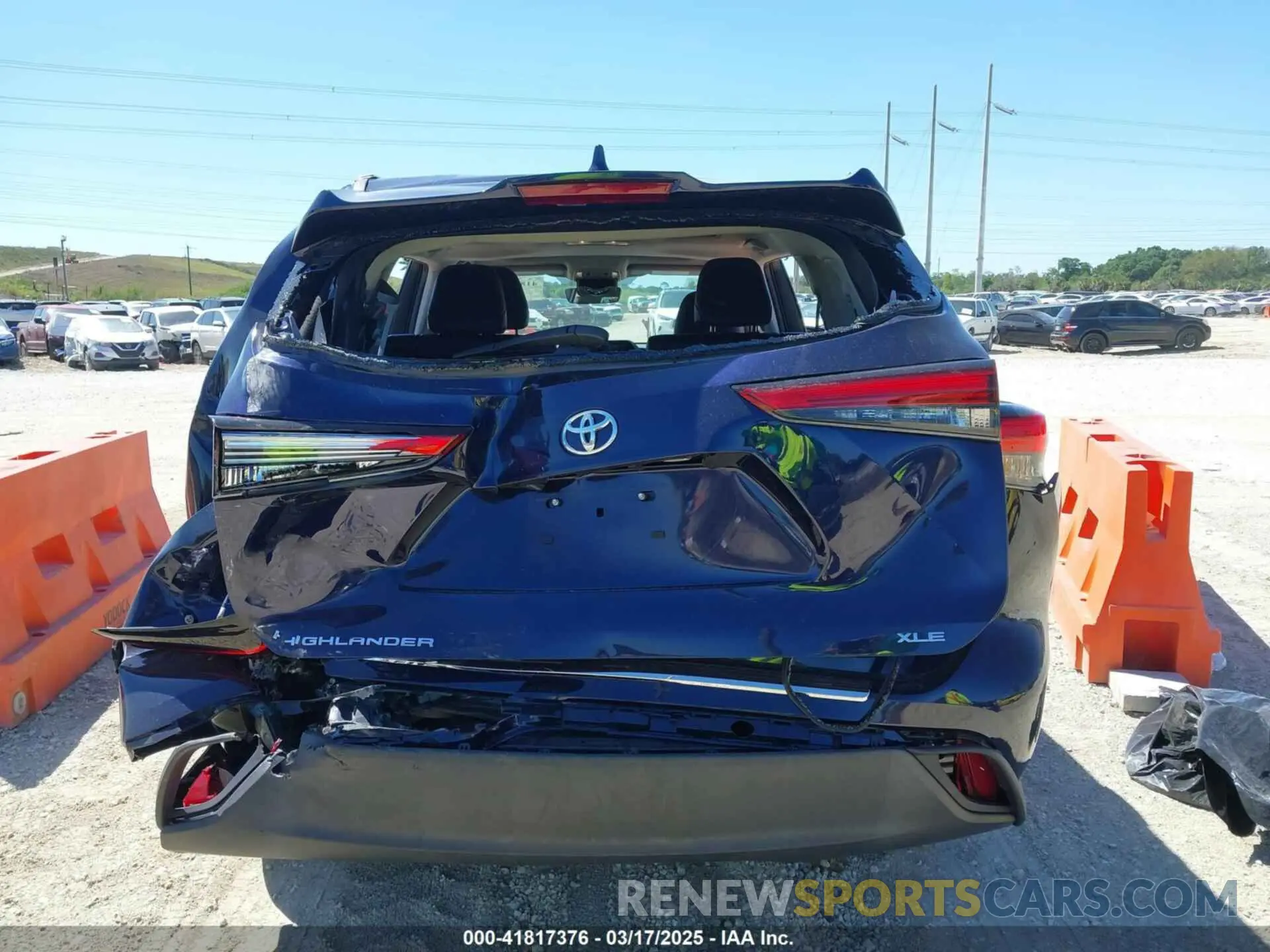 17 Photograph of a damaged car 5TDGZRAH3NS555445 TOYOTA HIGHLANDER 2022
