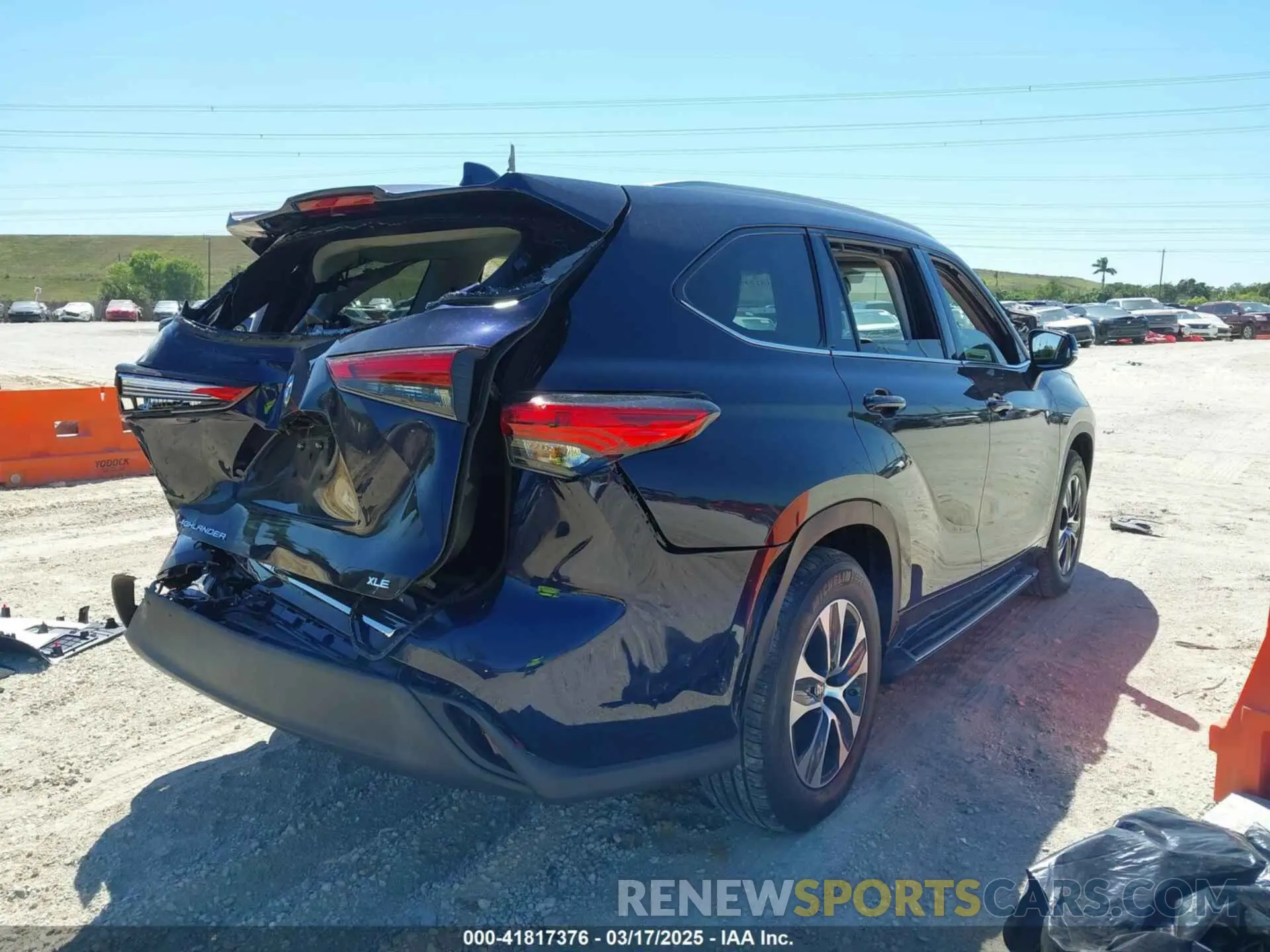 4 Photograph of a damaged car 5TDGZRAH3NS555445 TOYOTA HIGHLANDER 2022
