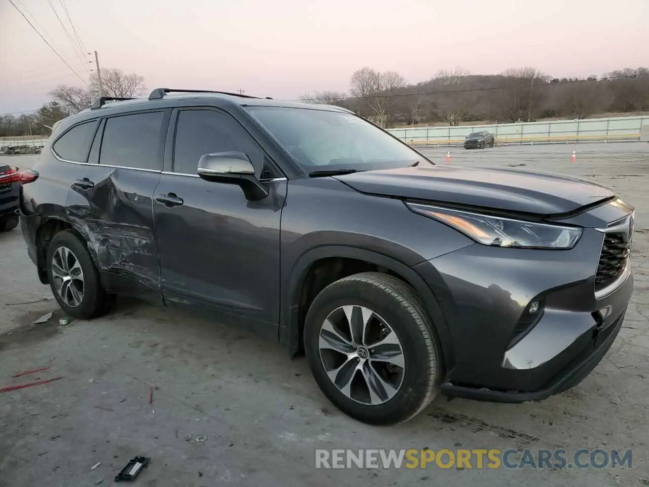 4 Photograph of a damaged car 5TDGZRAH4NS543448 TOYOTA HIGHLANDER 2022
