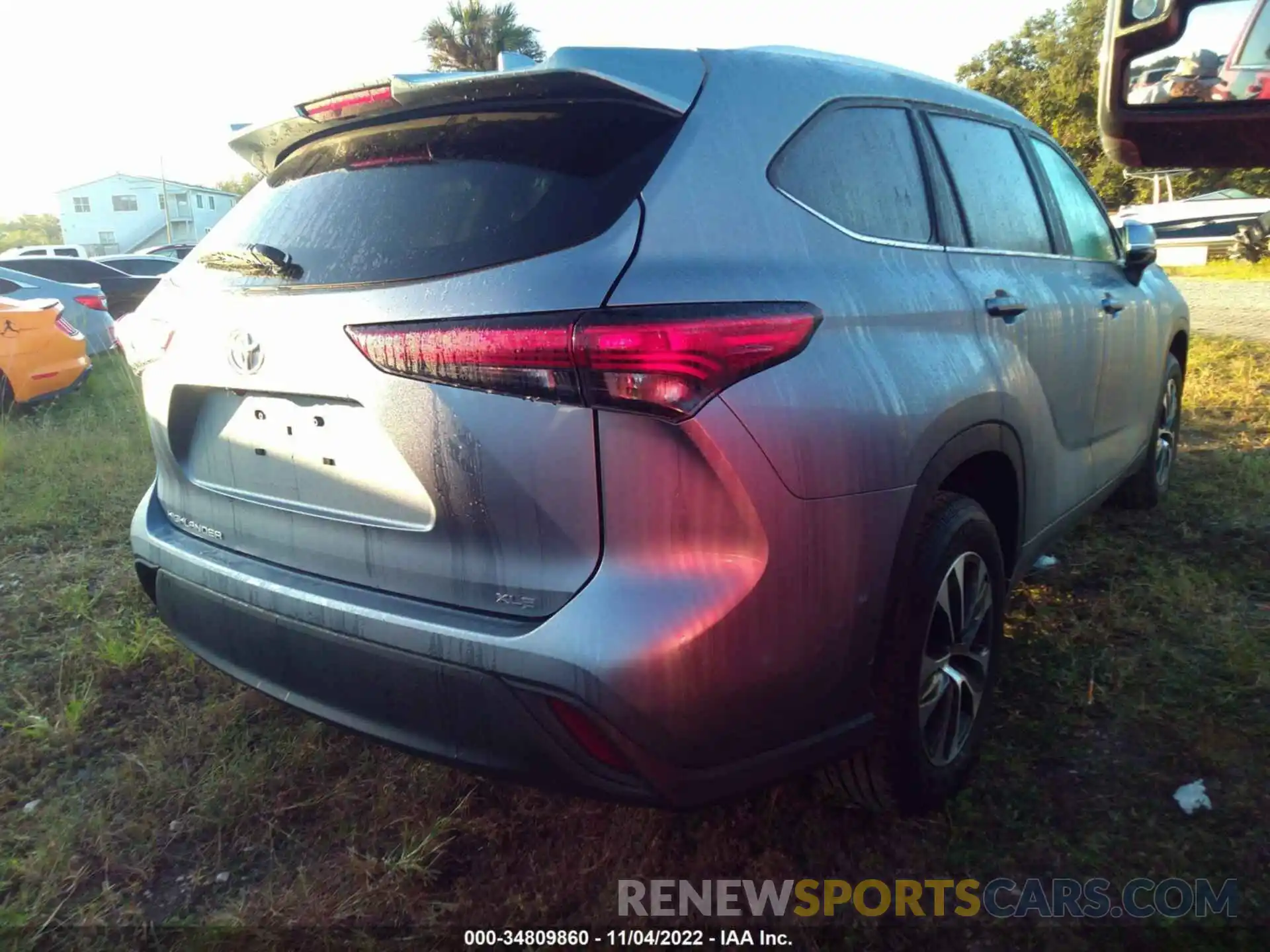 4 Photograph of a damaged car 5TDGZRAH5NS096578 TOYOTA HIGHLANDER 2022