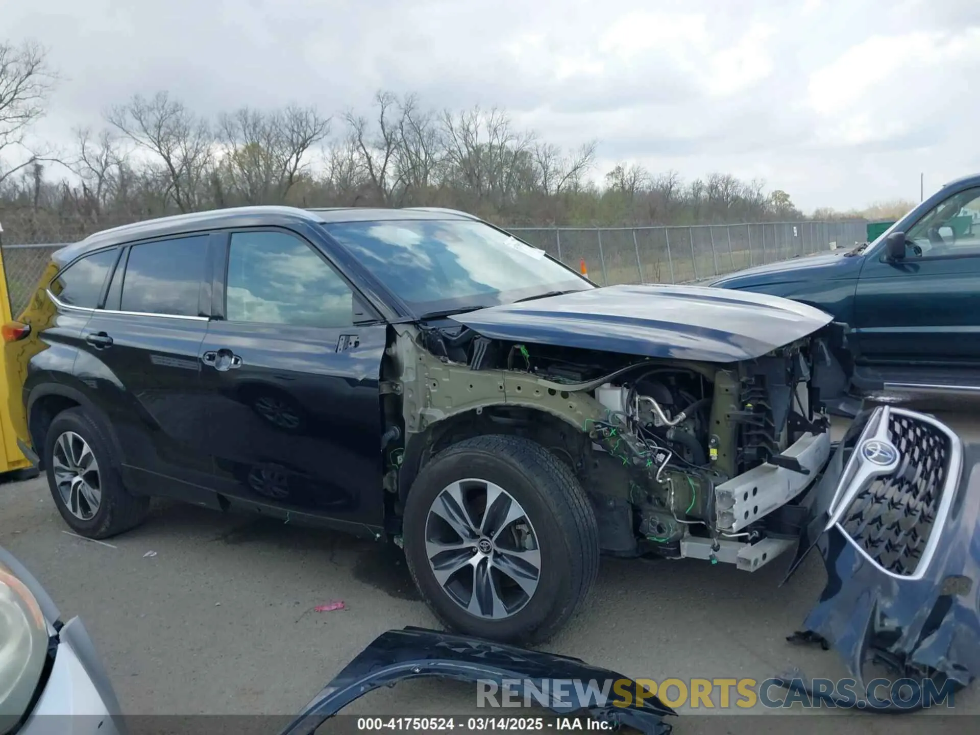 13 Photograph of a damaged car 5TDGZRAH5NS127697 TOYOTA HIGHLANDER 2022