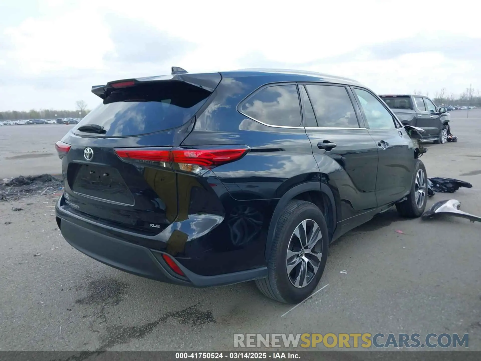 4 Photograph of a damaged car 5TDGZRAH5NS127697 TOYOTA HIGHLANDER 2022