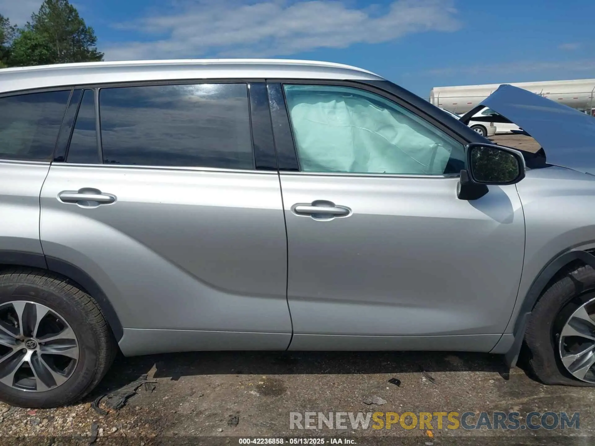 14 Photograph of a damaged car 5TDGZRAH6NS092054 TOYOTA HIGHLANDER 2022