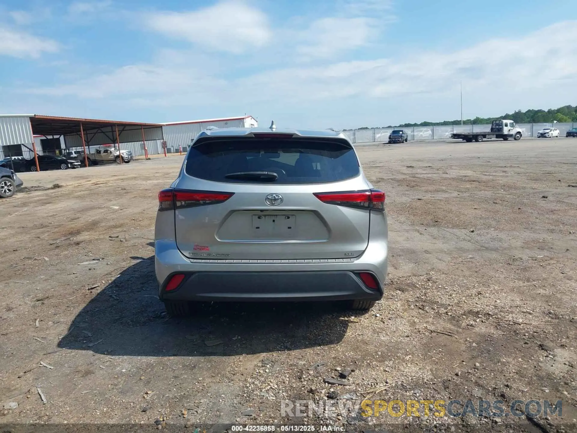 17 Photograph of a damaged car 5TDGZRAH6NS092054 TOYOTA HIGHLANDER 2022