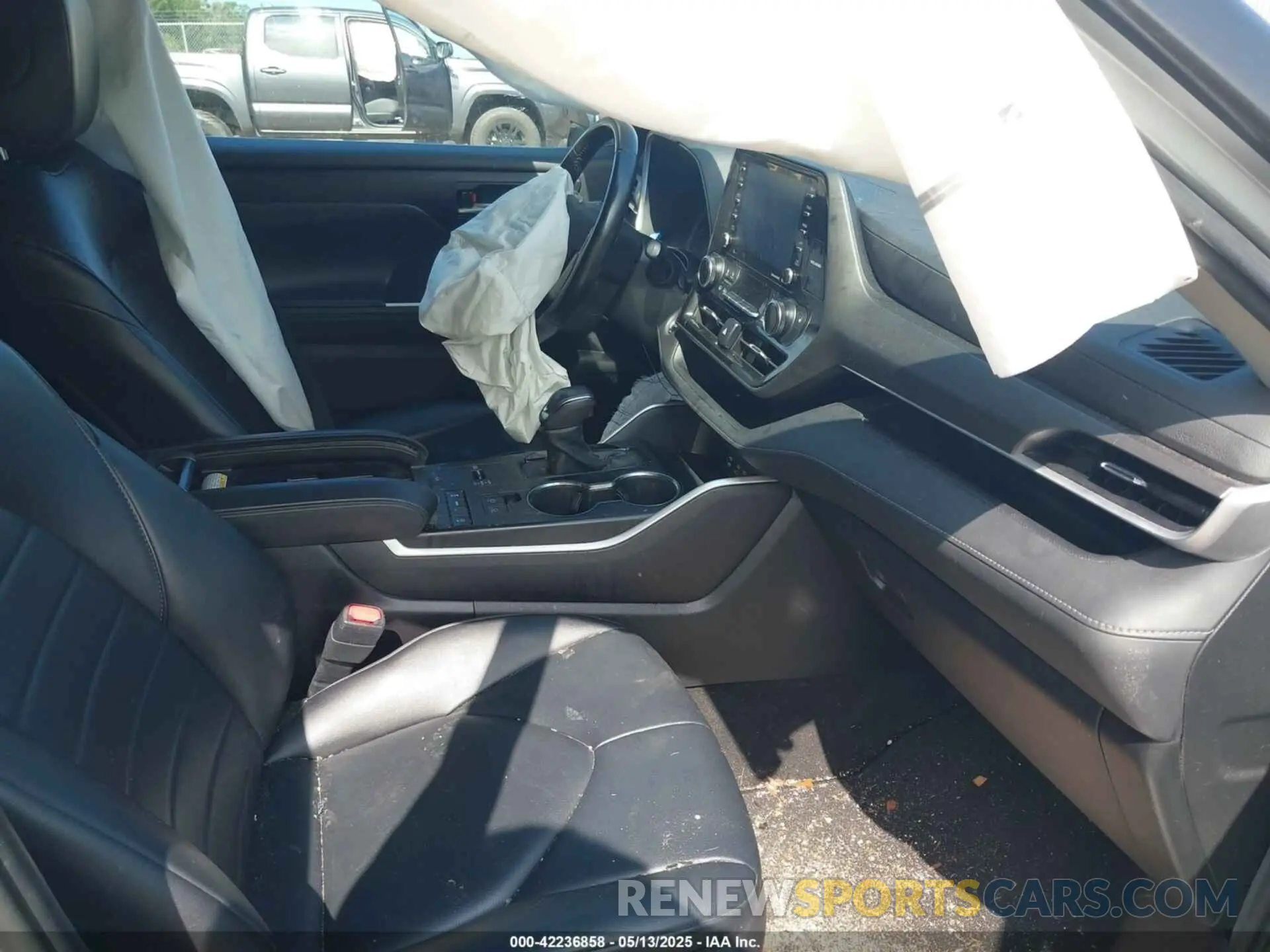 5 Photograph of a damaged car 5TDGZRAH6NS092054 TOYOTA HIGHLANDER 2022