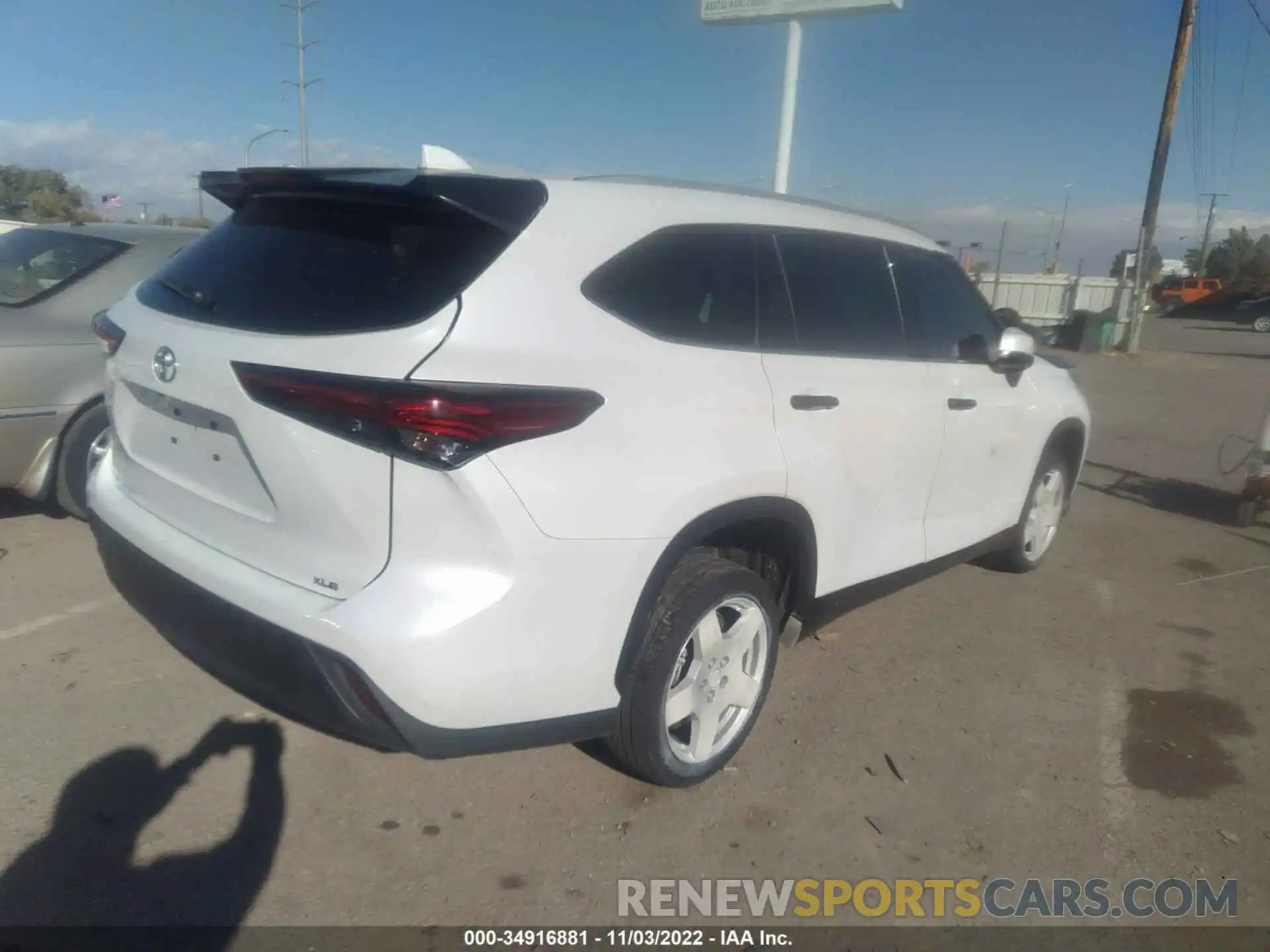 4 Photograph of a damaged car 5TDGZRAH6NS106129 TOYOTA HIGHLANDER 2022