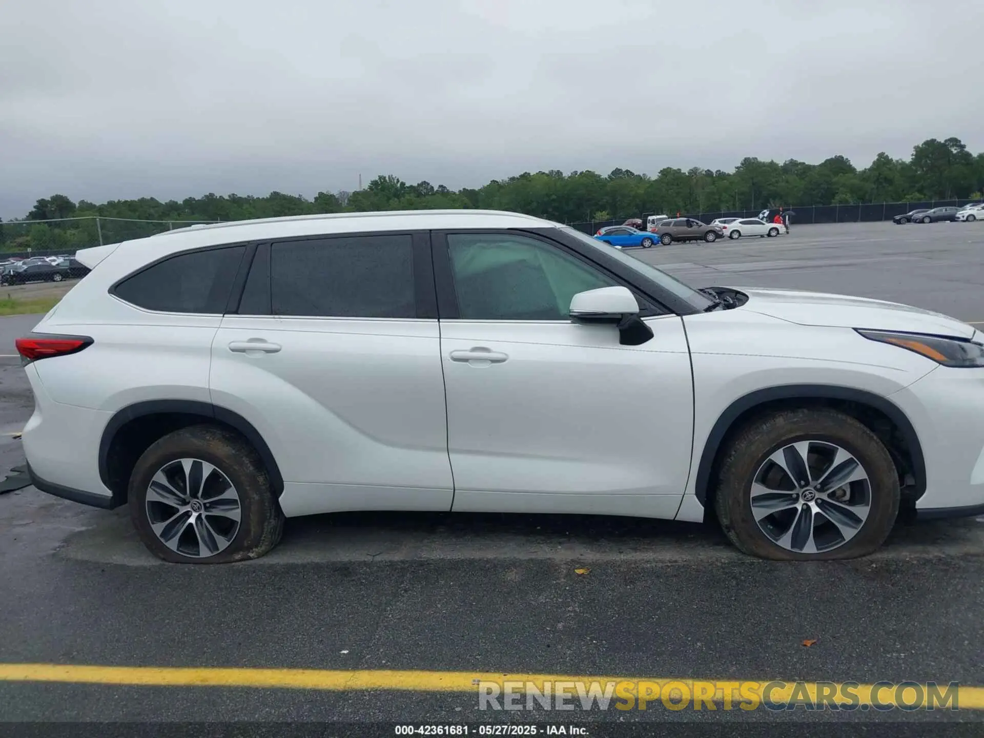 13 Photograph of a damaged car 5TDGZRAH6NS116563 TOYOTA HIGHLANDER 2022