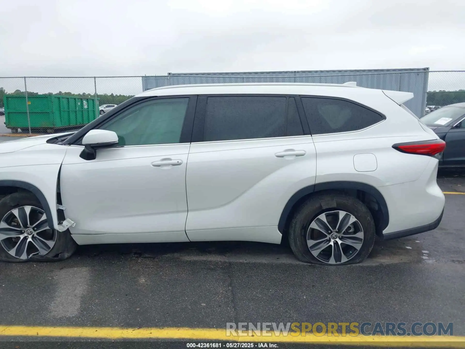 14 Photograph of a damaged car 5TDGZRAH6NS116563 TOYOTA HIGHLANDER 2022