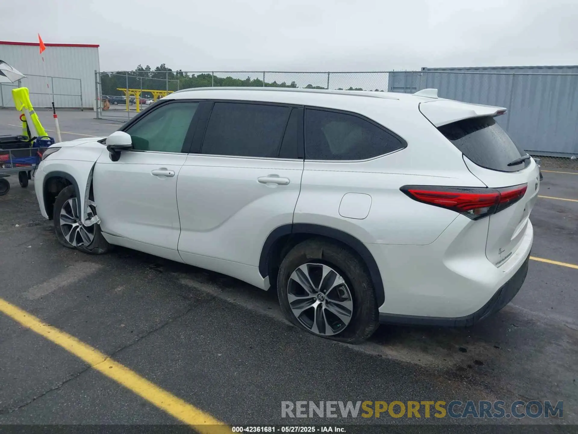 3 Photograph of a damaged car 5TDGZRAH6NS116563 TOYOTA HIGHLANDER 2022