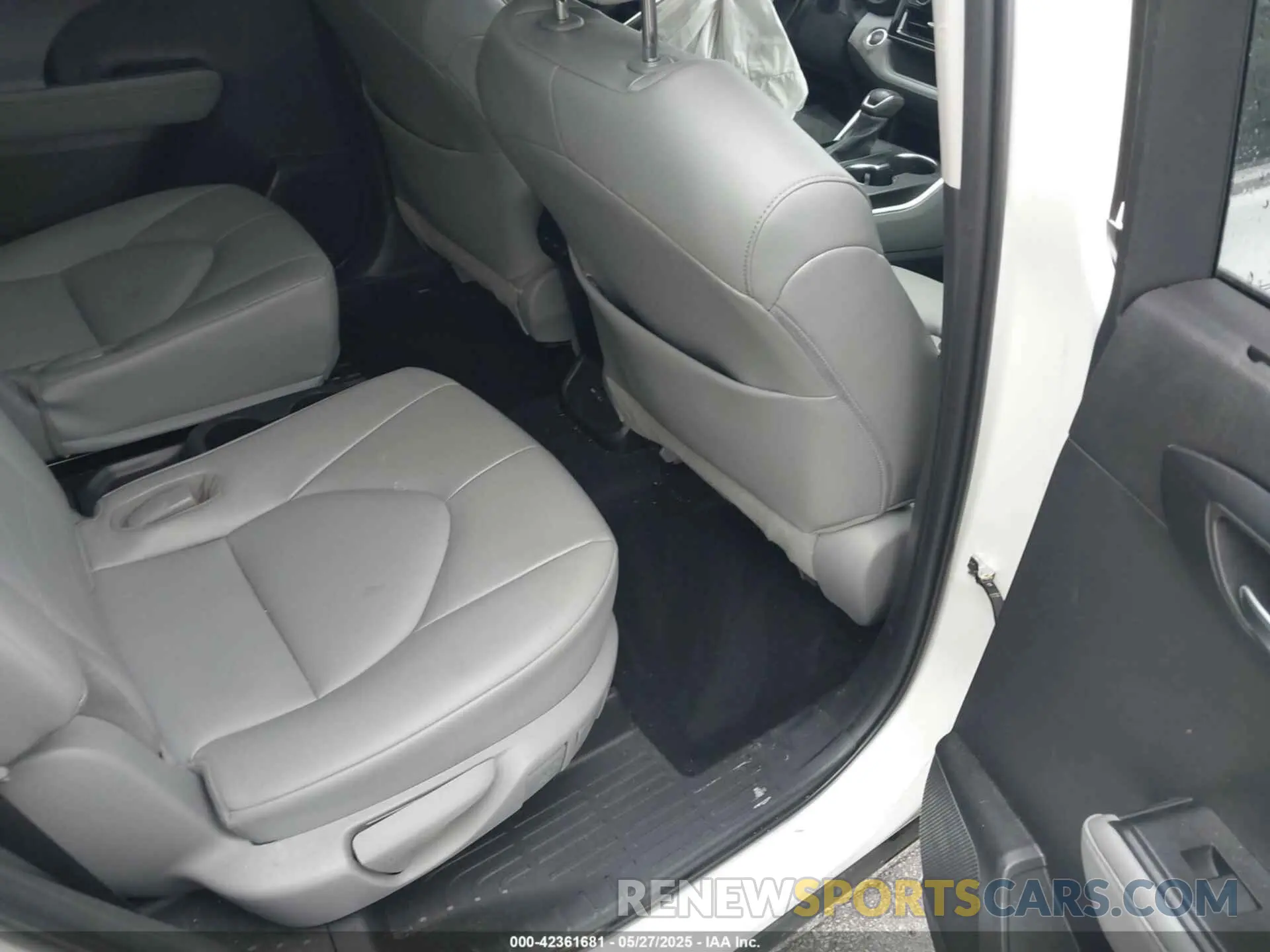 8 Photograph of a damaged car 5TDGZRAH6NS116563 TOYOTA HIGHLANDER 2022
