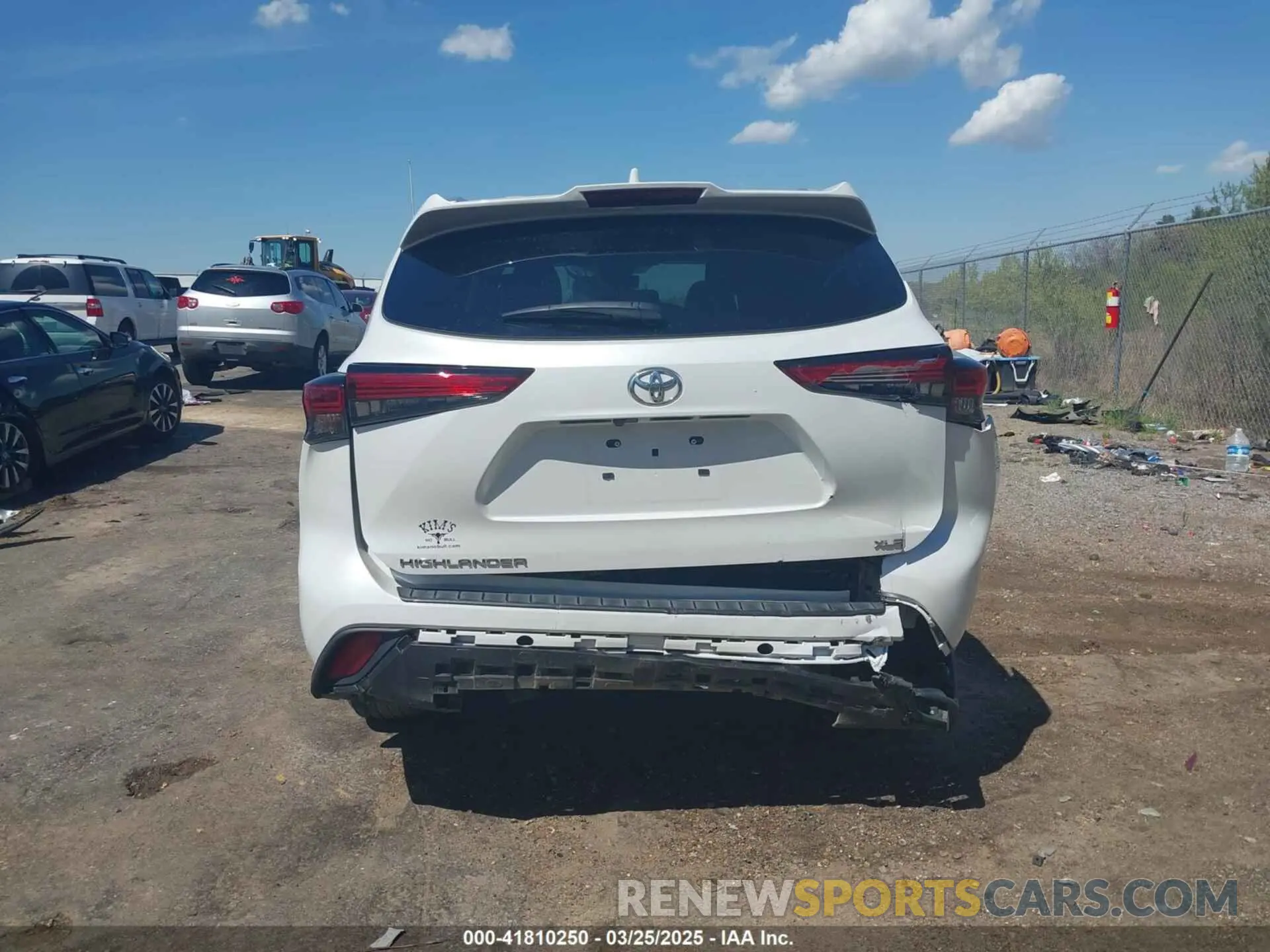 17 Photograph of a damaged car 5TDGZRAH7NS559885 TOYOTA HIGHLANDER 2022