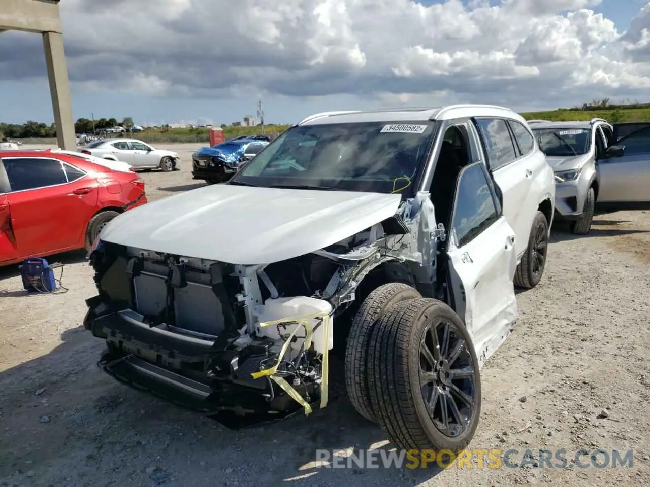 2 Photograph of a damaged car 5TDGZRAH8NS092279 TOYOTA HIGHLANDER 2022