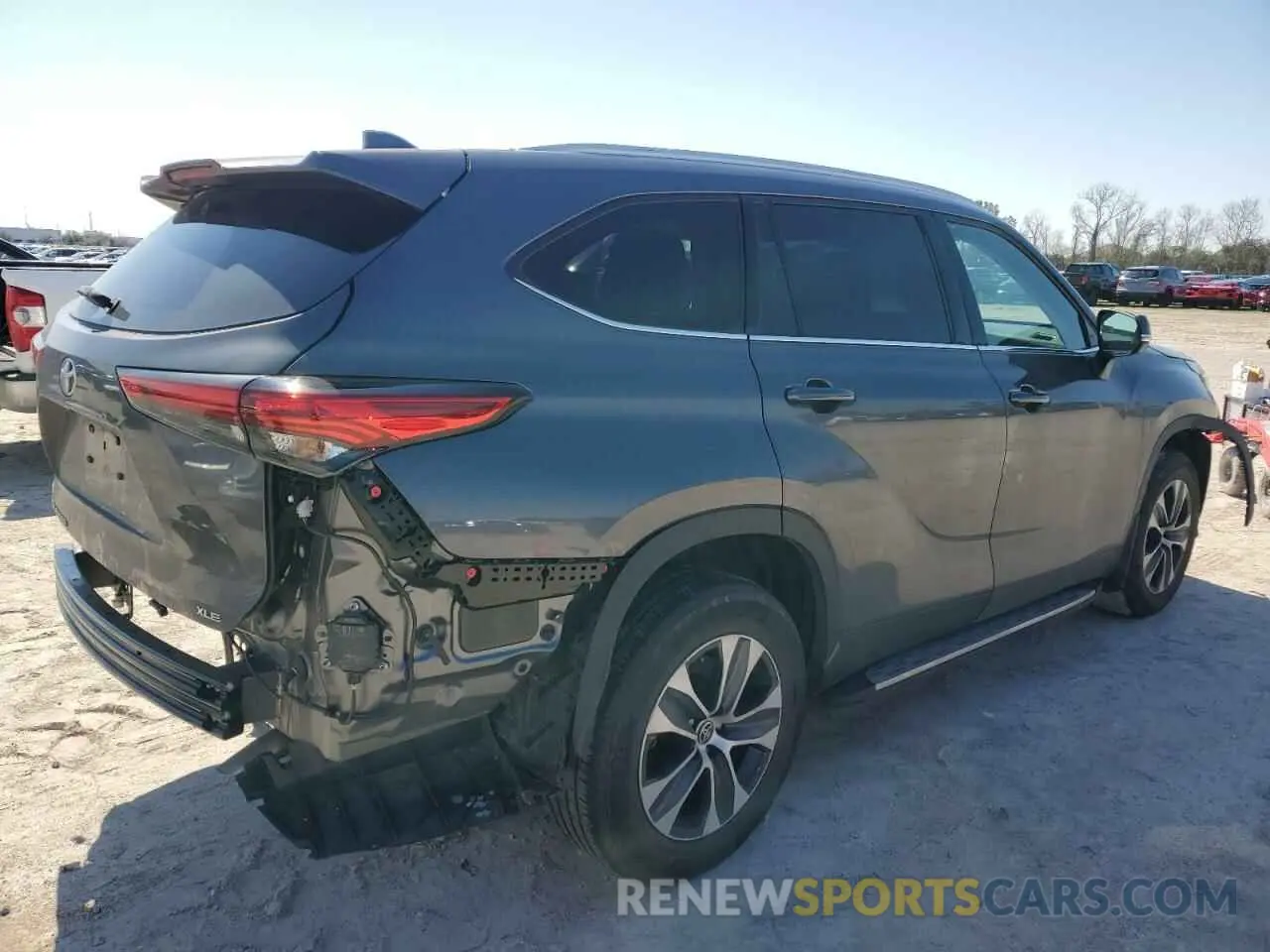 3 Photograph of a damaged car 5TDGZRAH8NS557577 TOYOTA HIGHLANDER 2022