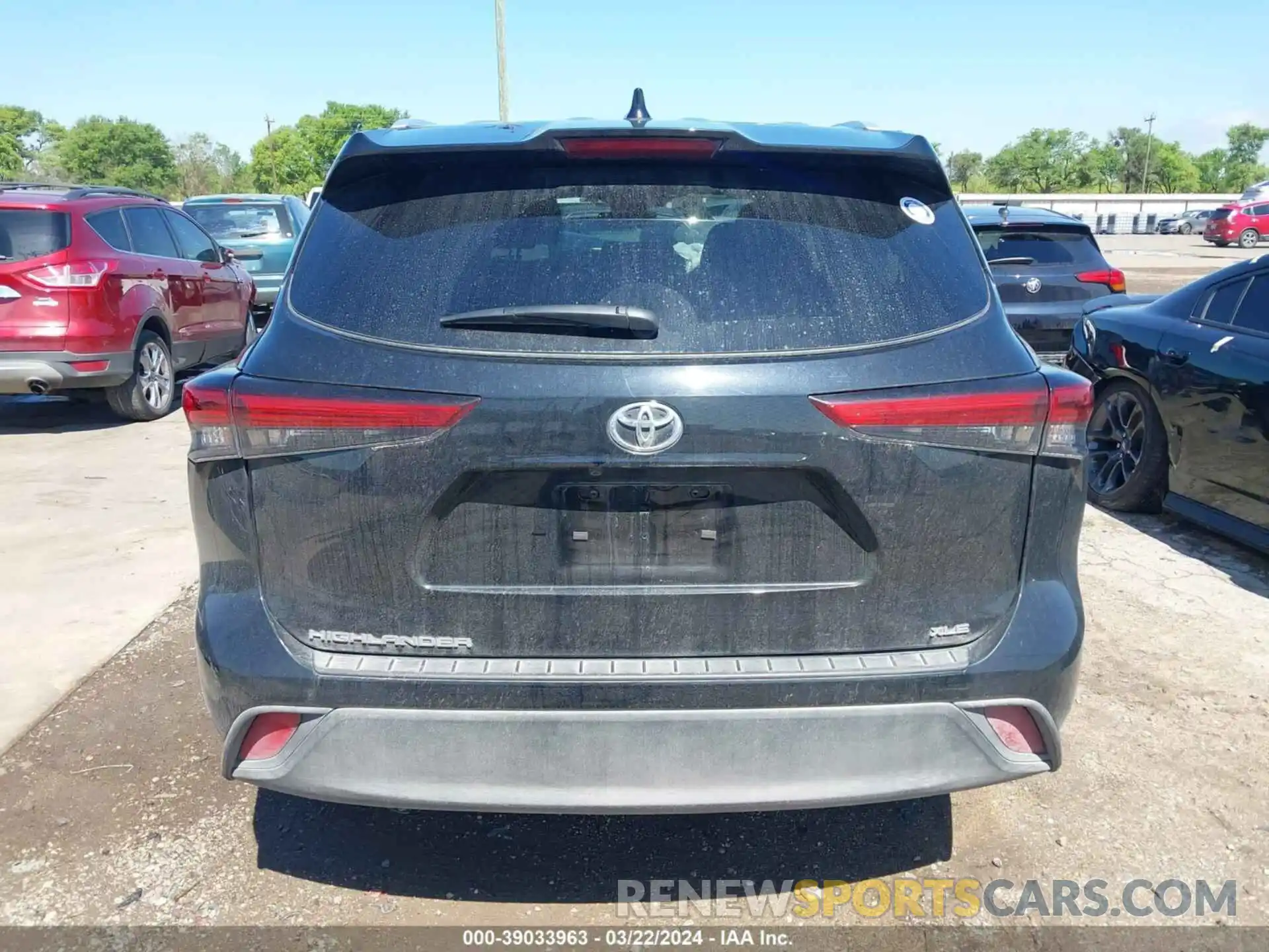 17 Photograph of a damaged car 5TDGZRAH8NS559944 TOYOTA HIGHLANDER 2022