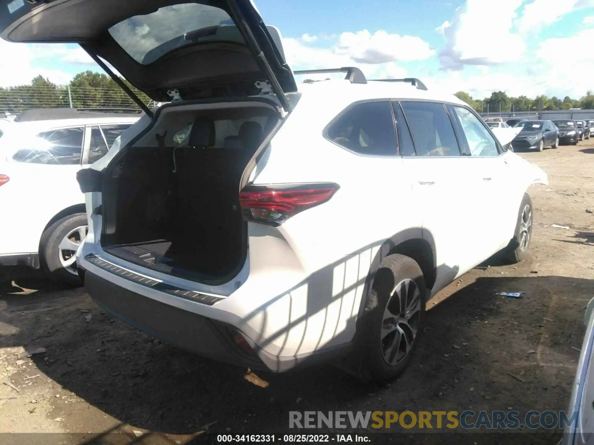 4 Photograph of a damaged car 5TDGZRAH9NS092968 TOYOTA HIGHLANDER 2022