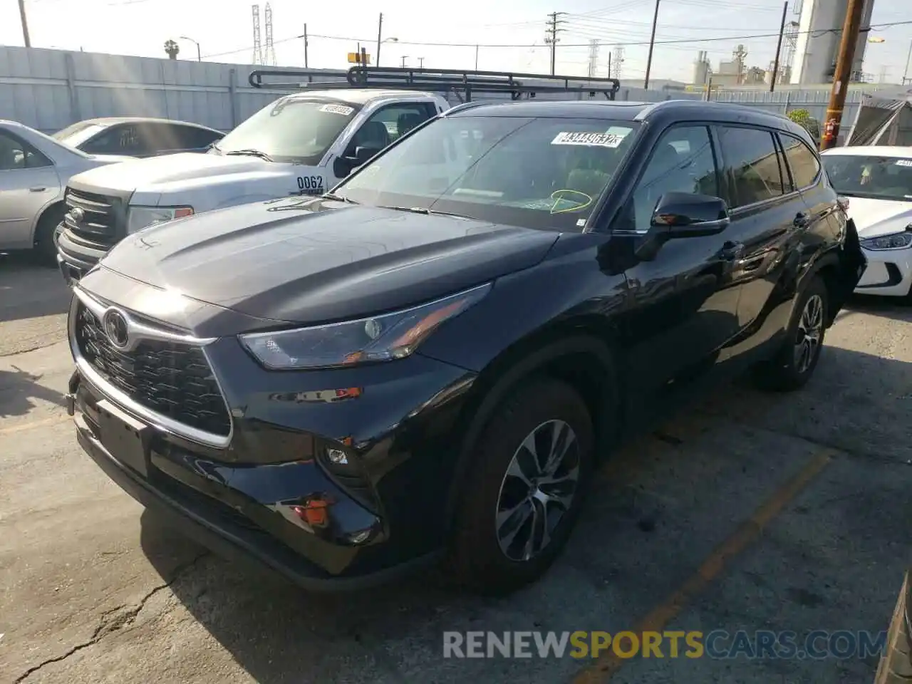 2 Photograph of a damaged car 5TDGZRAH9NS098964 TOYOTA HIGHLANDER 2022