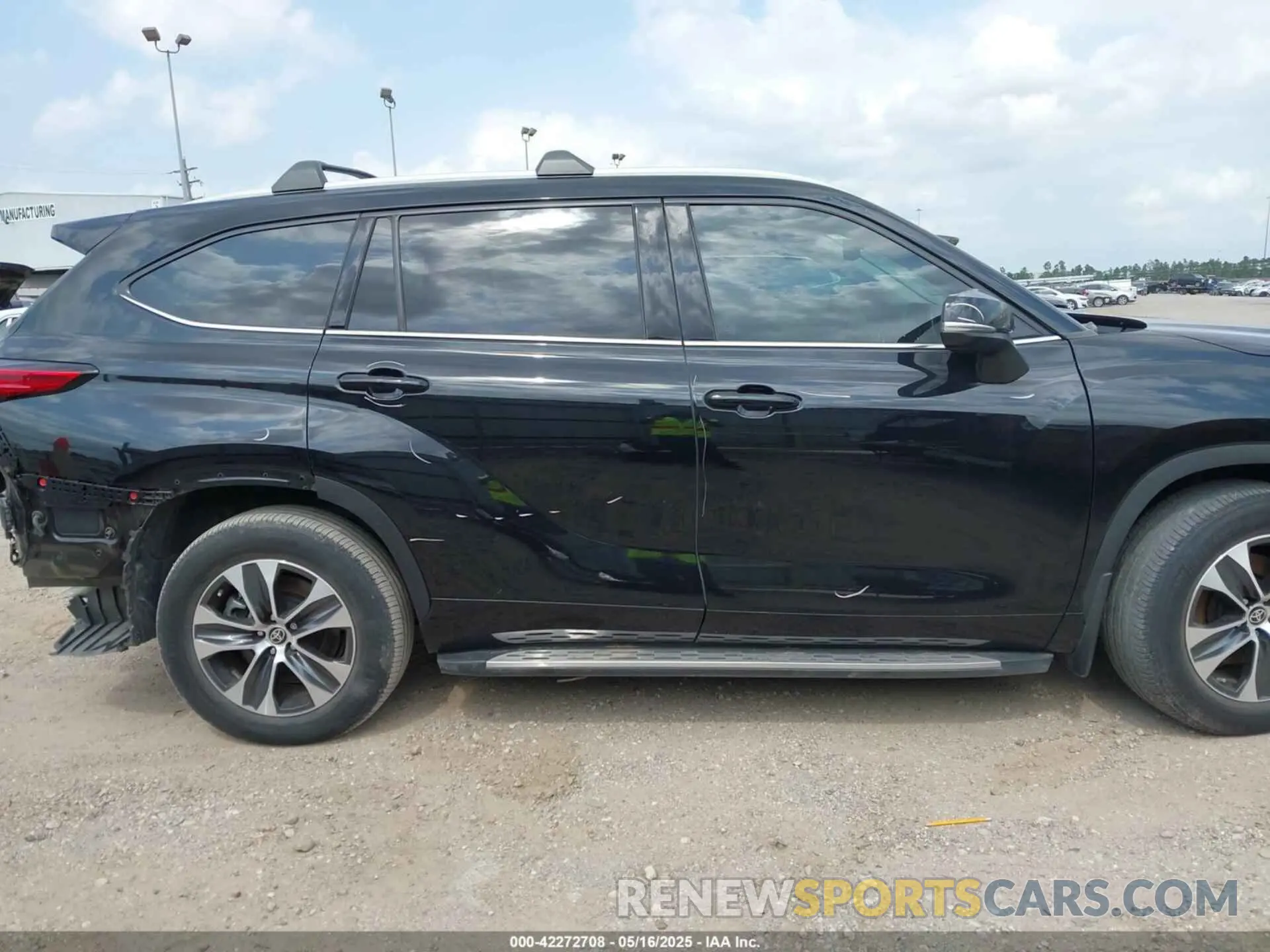 14 Photograph of a damaged car 5TDGZRAH9NS135673 TOYOTA HIGHLANDER 2022