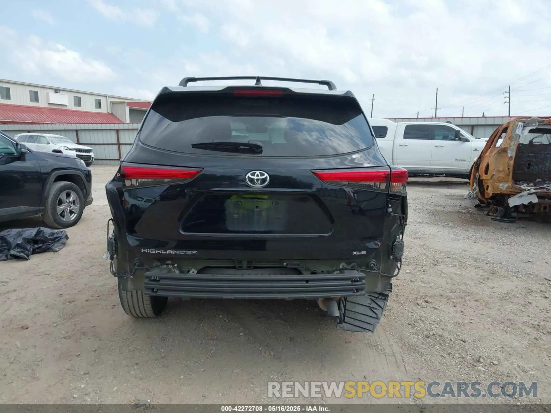 17 Photograph of a damaged car 5TDGZRAH9NS135673 TOYOTA HIGHLANDER 2022