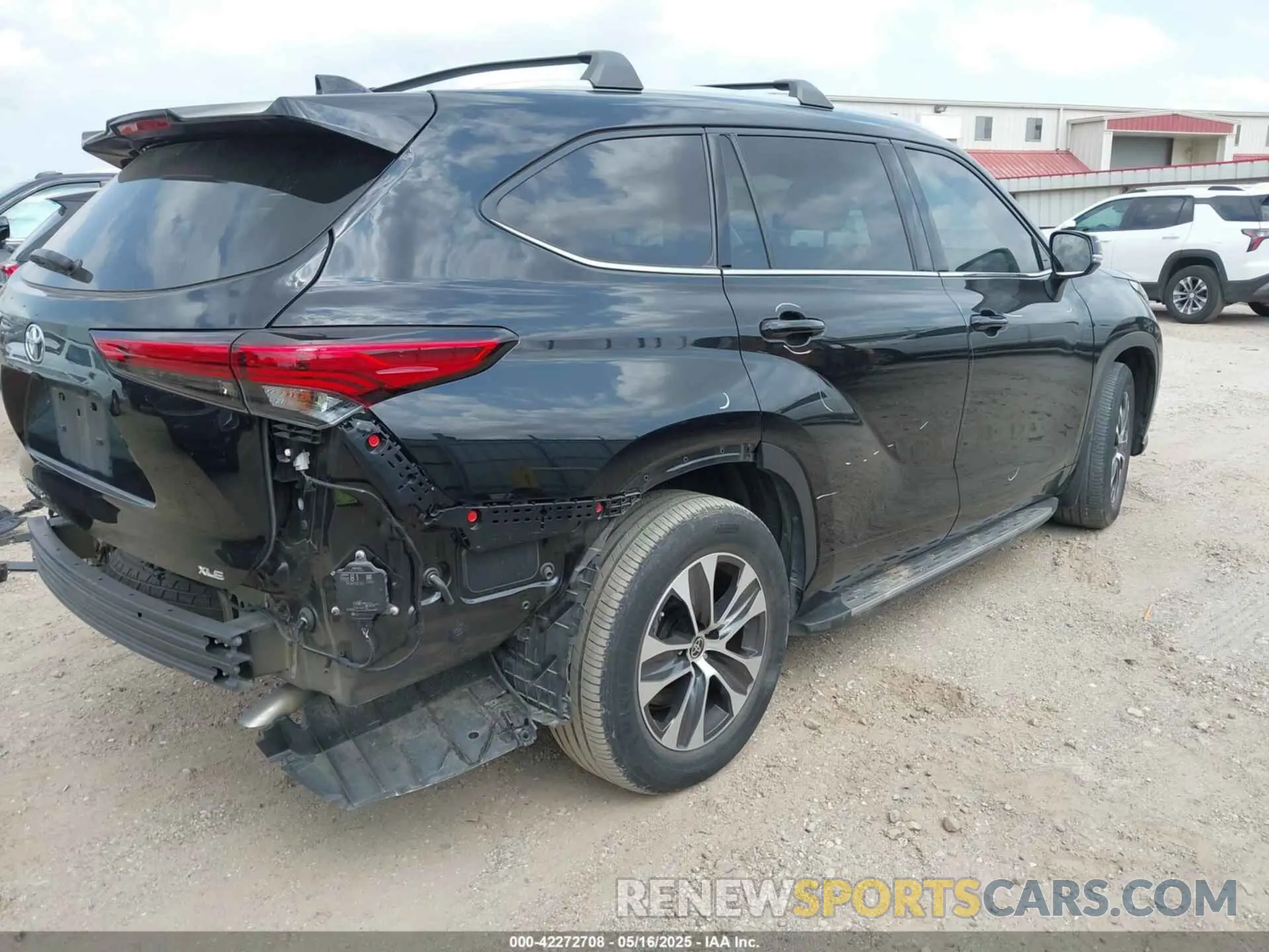 4 Photograph of a damaged car 5TDGZRAH9NS135673 TOYOTA HIGHLANDER 2022