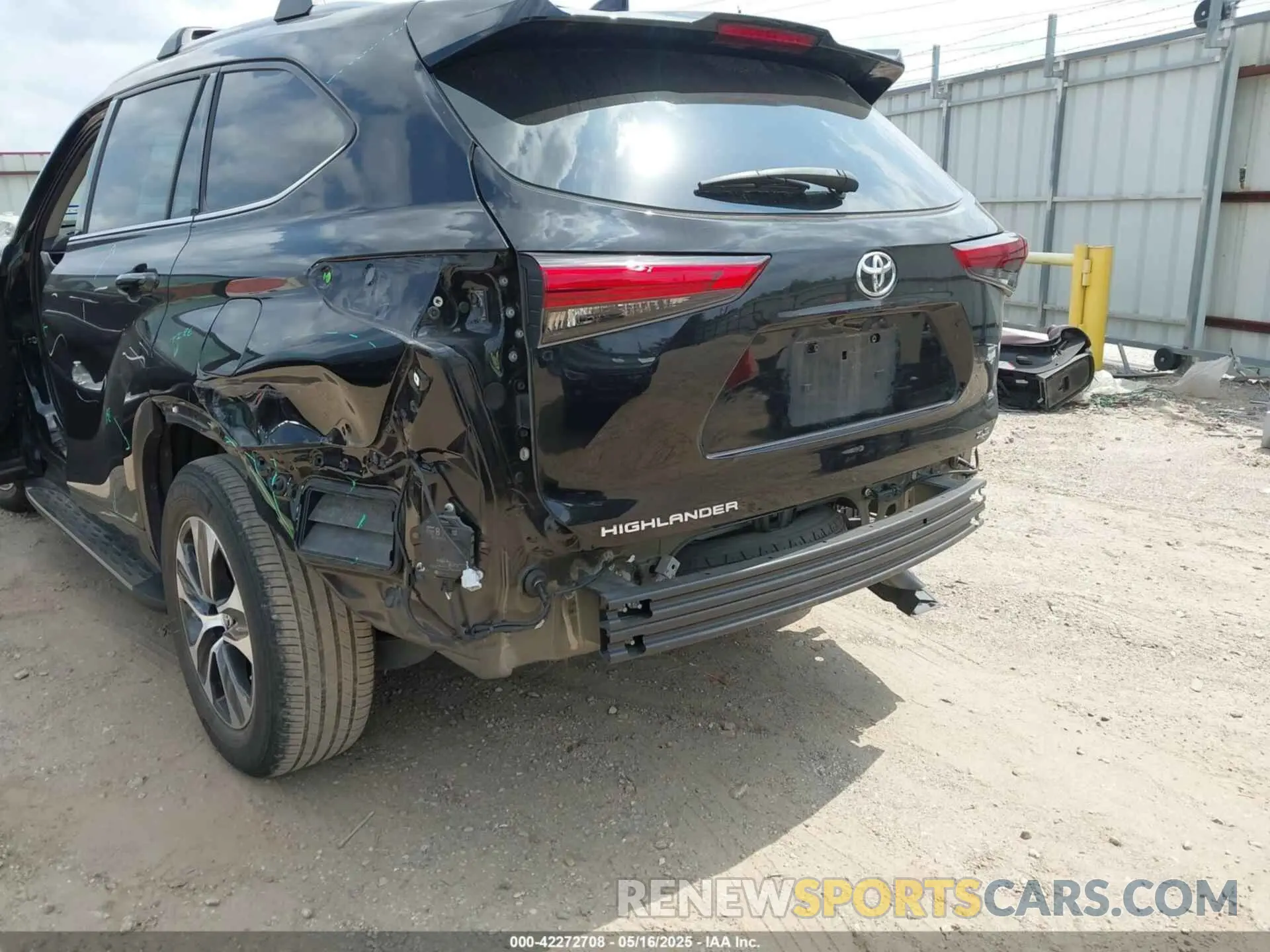 6 Photograph of a damaged car 5TDGZRAH9NS135673 TOYOTA HIGHLANDER 2022