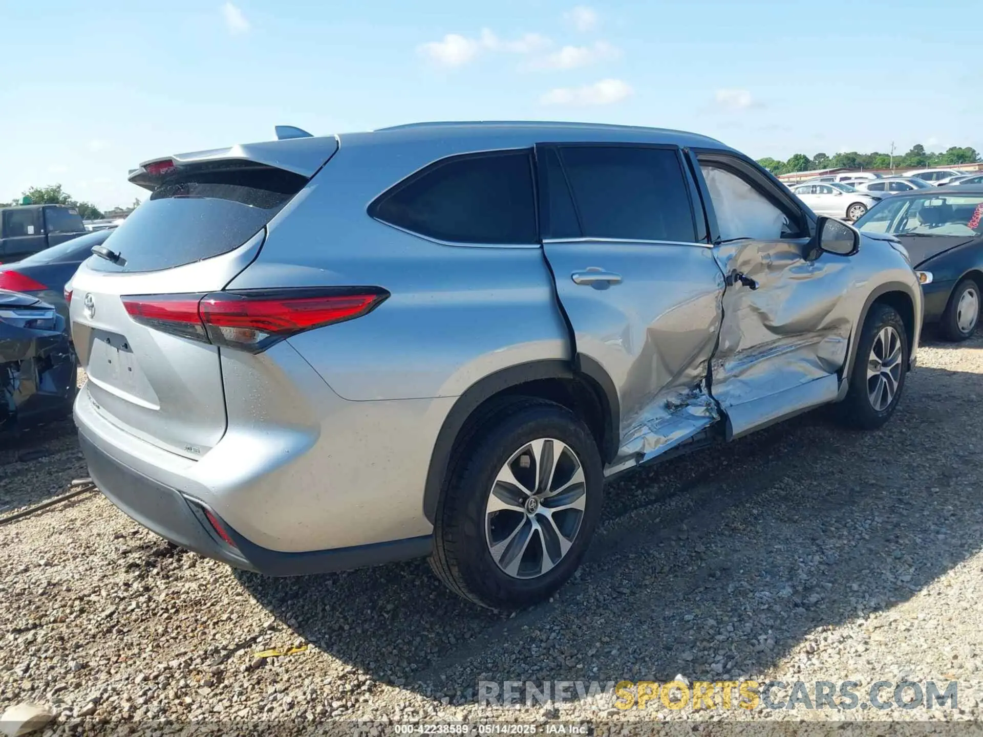 4 Photograph of a damaged car 5TDGZRAH9NS538990 TOYOTA HIGHLANDER 2022
