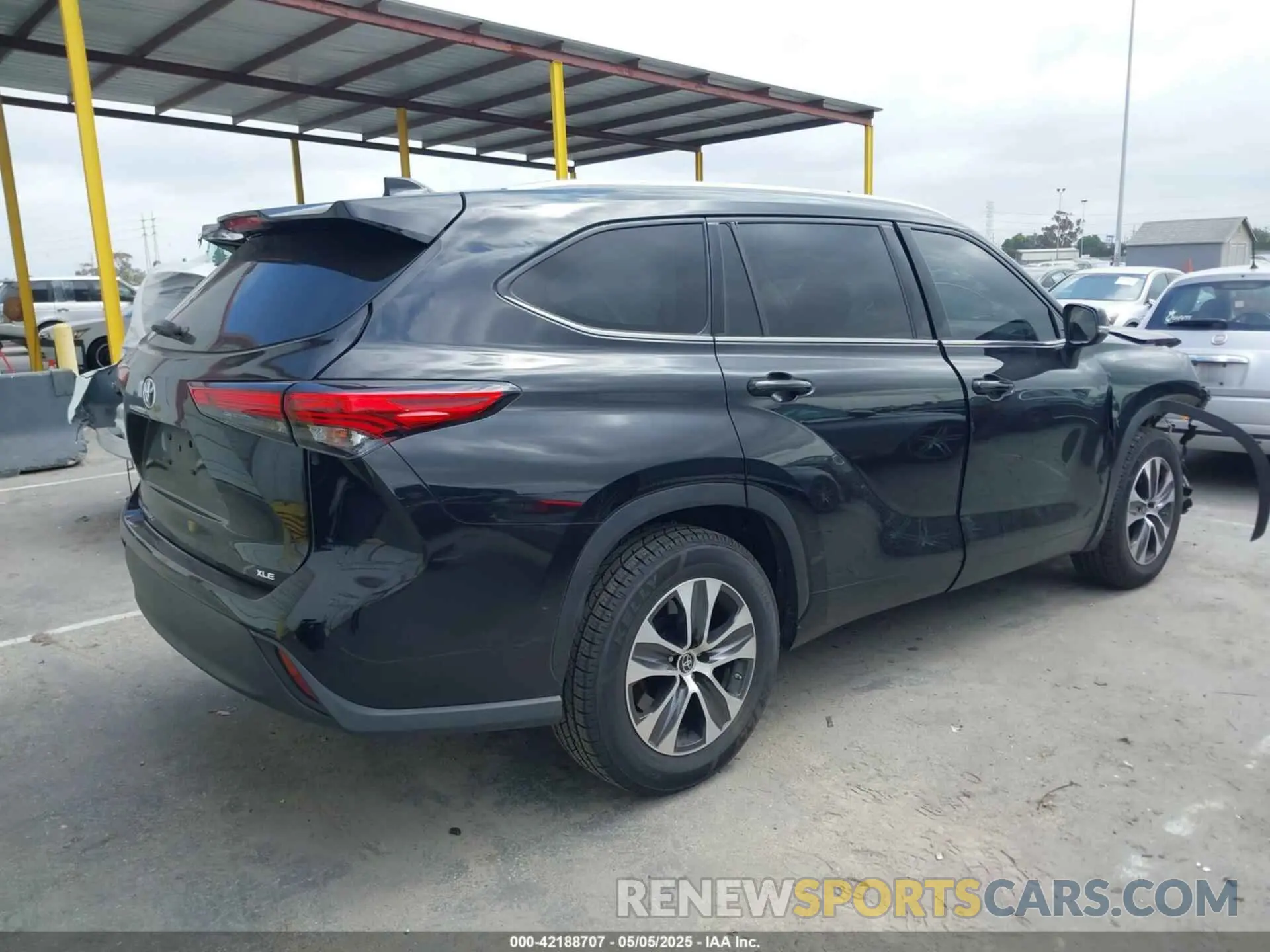 4 Photograph of a damaged car 5TDGZRAH9NS544837 TOYOTA HIGHLANDER 2022