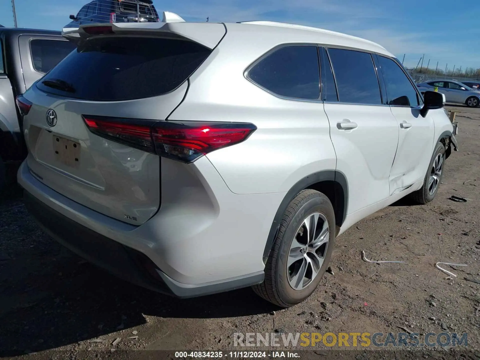 4 Photograph of a damaged car 5TDGZRAHXNS543356 TOYOTA HIGHLANDER 2022