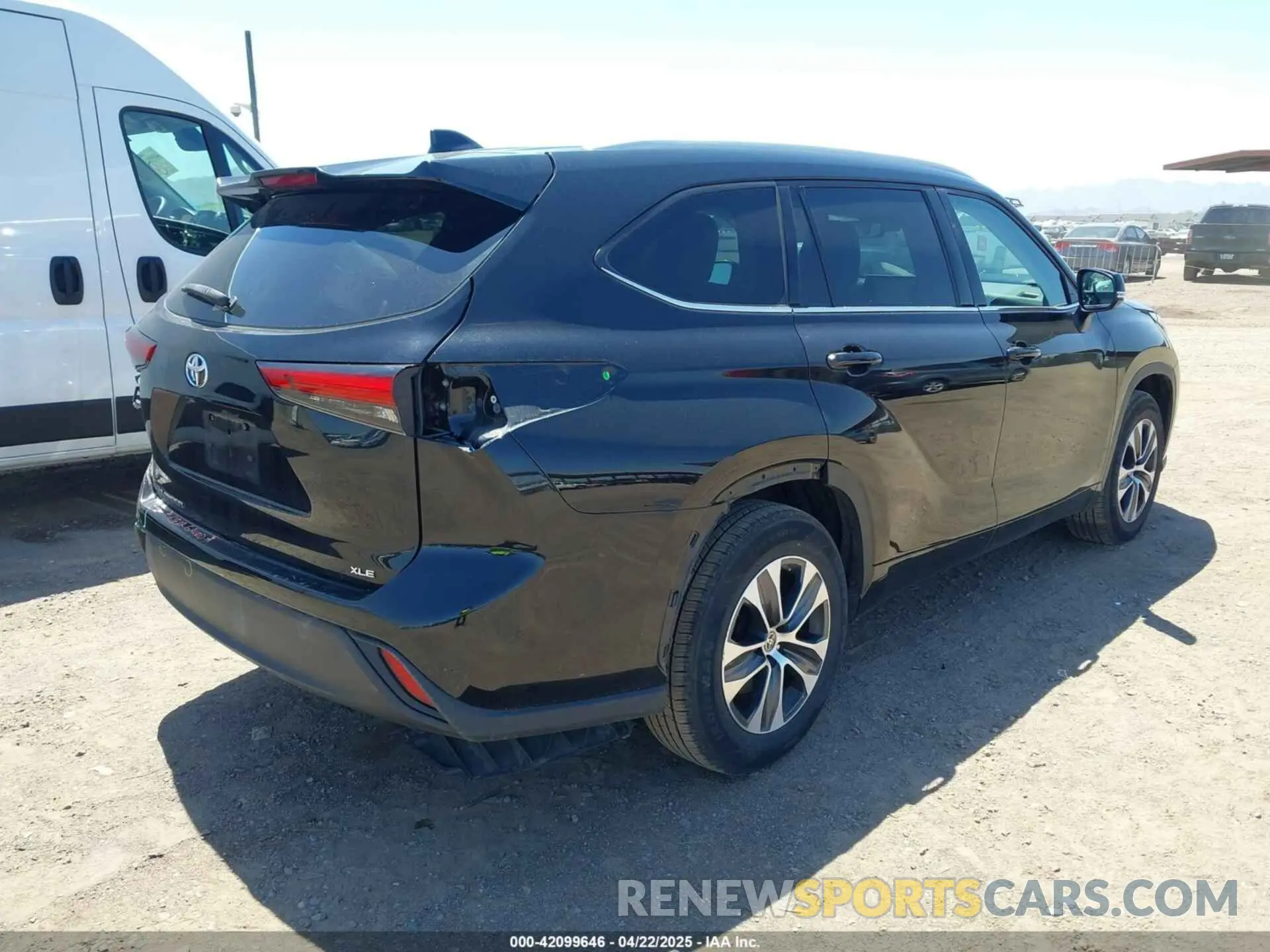 4 Photograph of a damaged car 5TDGZRAHXNS544927 TOYOTA HIGHLANDER 2022