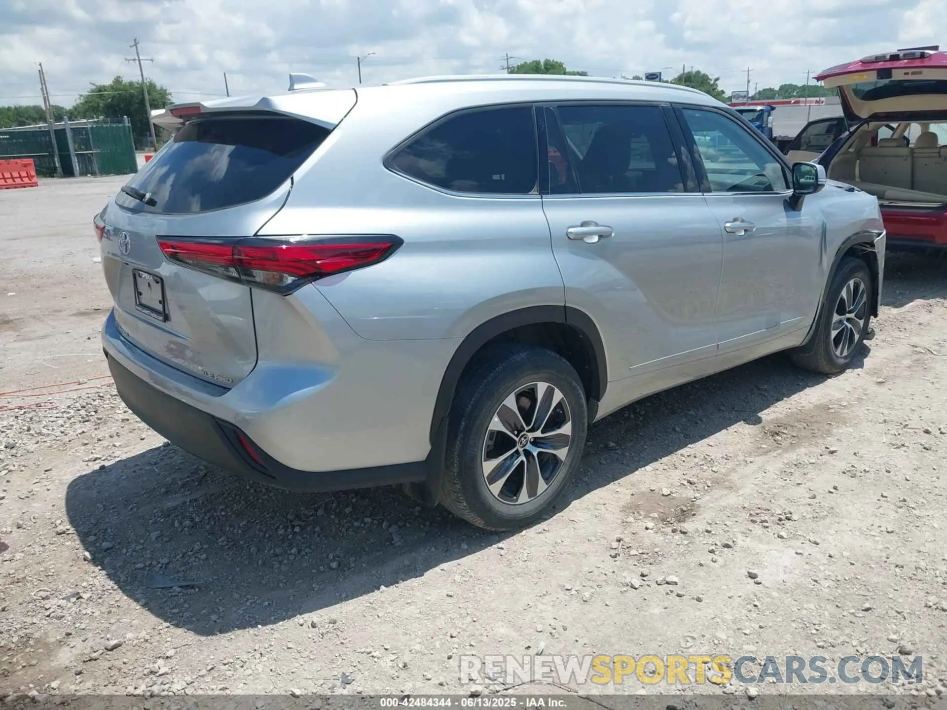 4 Photograph of a damaged car 5TDGZRBH0NS251567 TOYOTA HIGHLANDER 2022