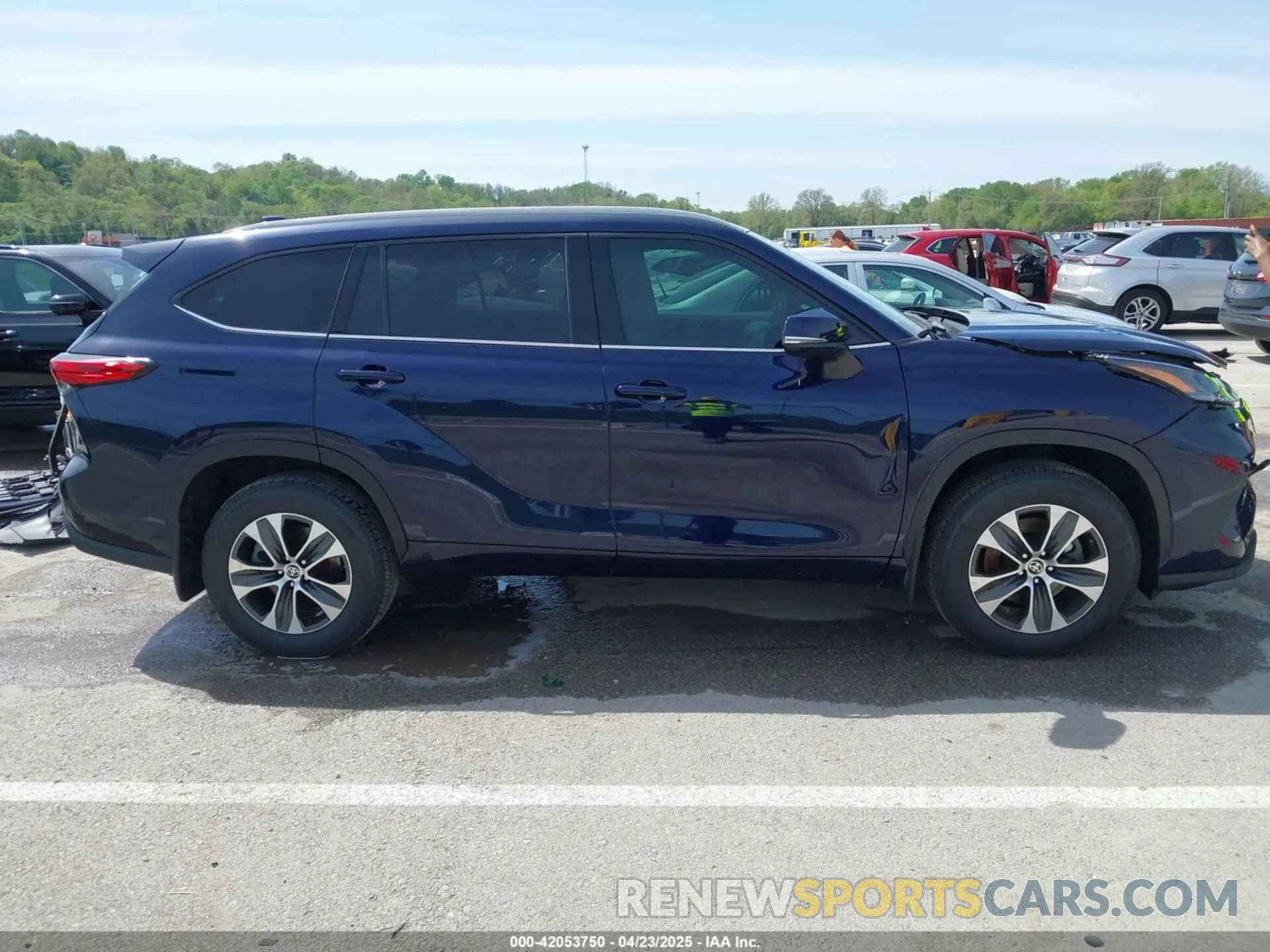 14 Photograph of a damaged car 5TDGZRBH0NS581130 TOYOTA HIGHLANDER 2022