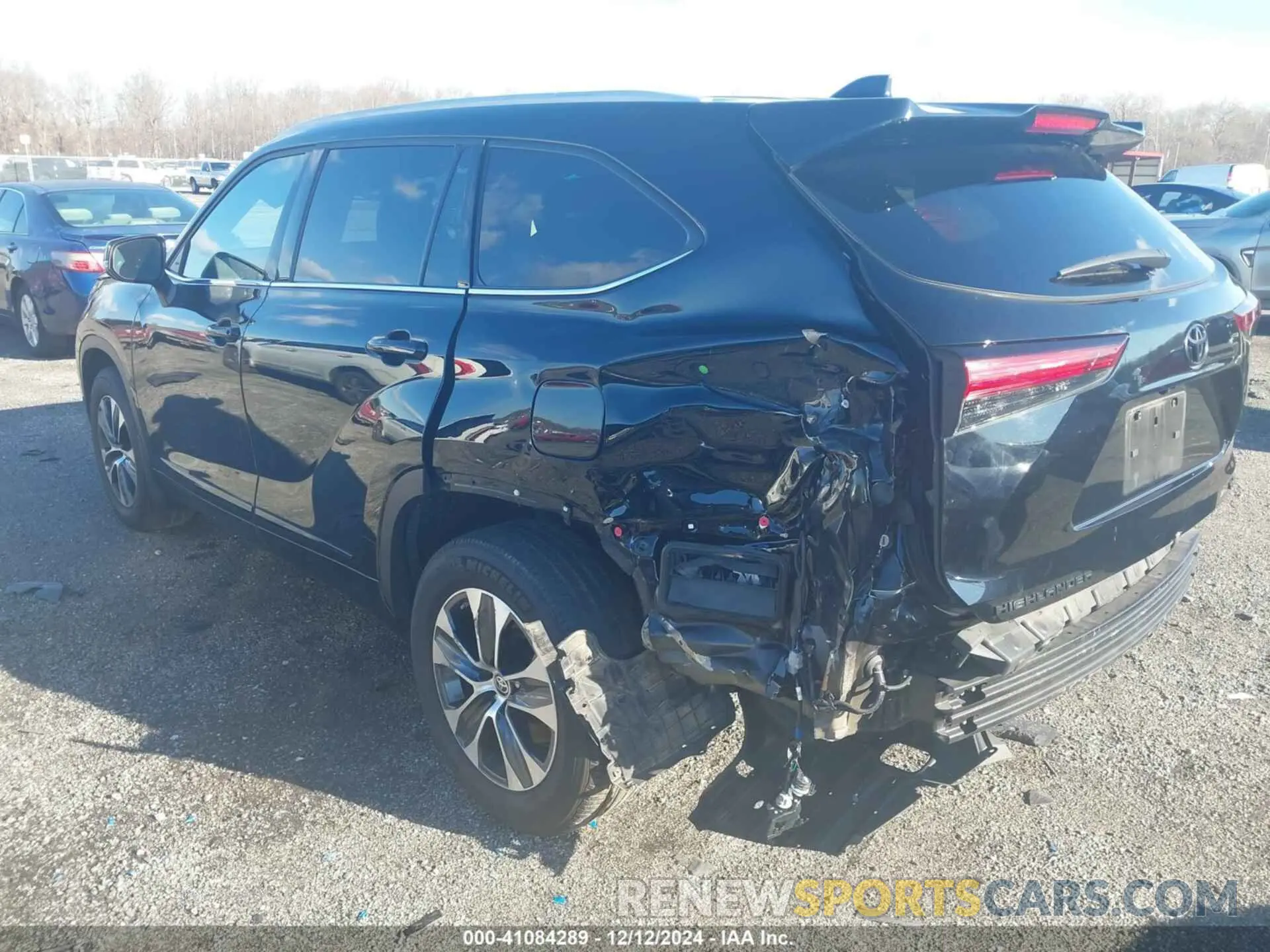 3 Photograph of a damaged car 5TDGZRBH0NS585257 TOYOTA HIGHLANDER 2022