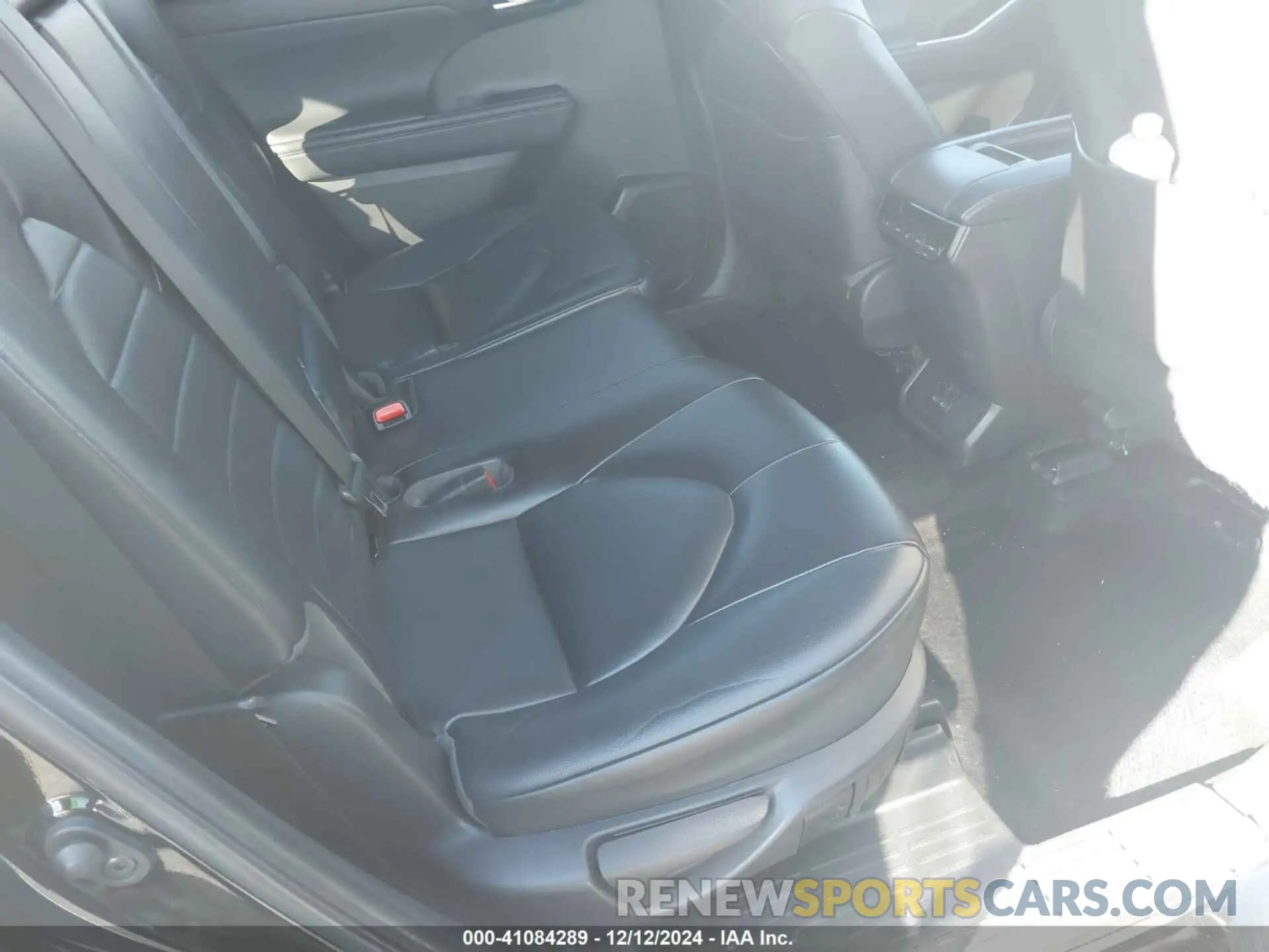 8 Photograph of a damaged car 5TDGZRBH0NS585257 TOYOTA HIGHLANDER 2022