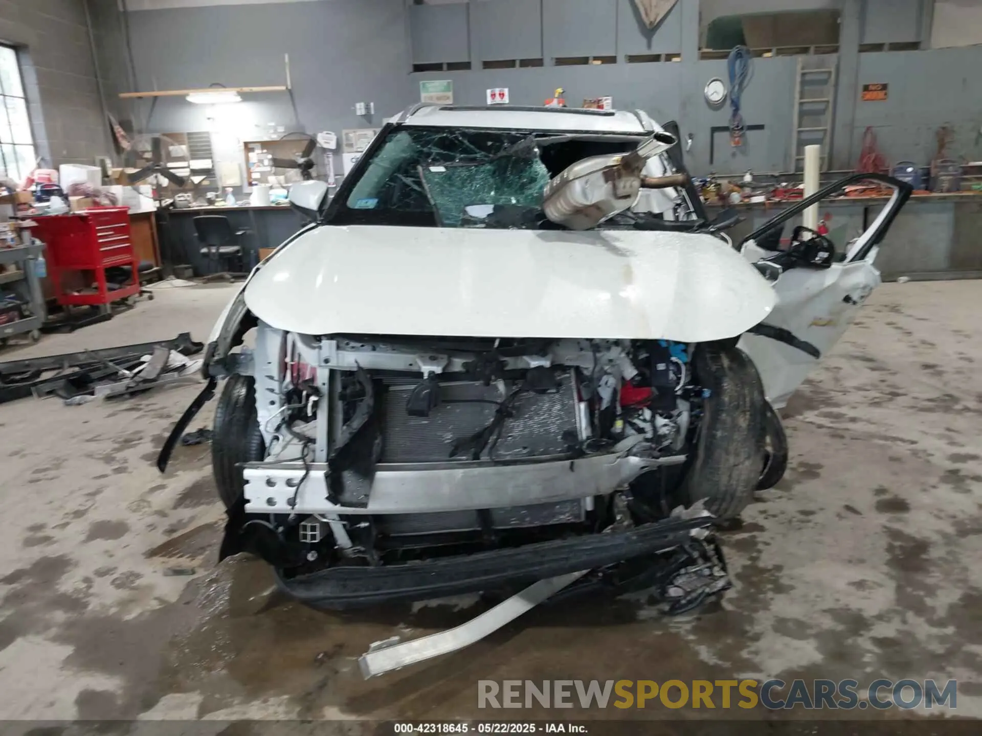 10 Photograph of a damaged car 5TDGZRBH1NS205858 TOYOTA HIGHLANDER 2022