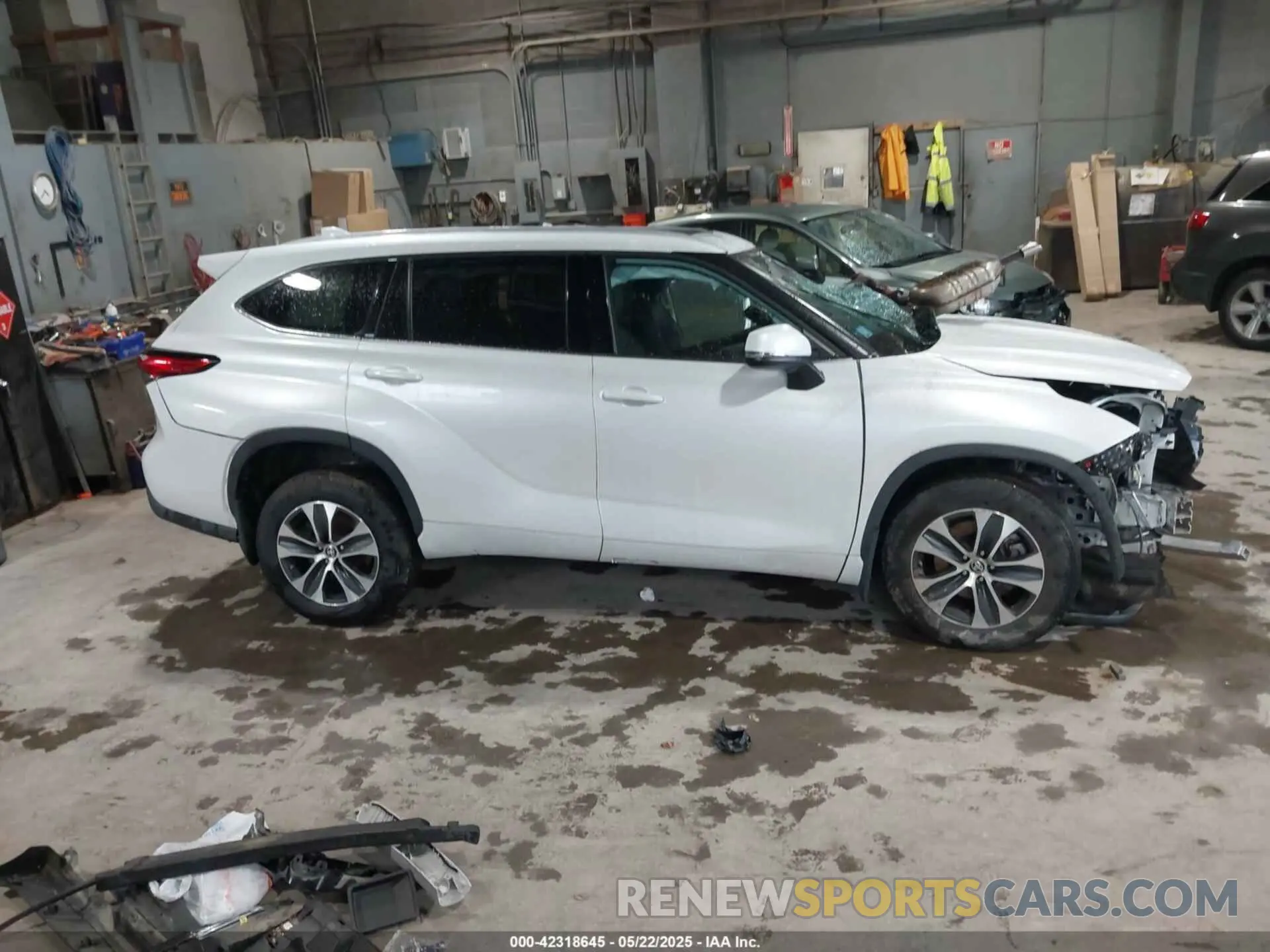 11 Photograph of a damaged car 5TDGZRBH1NS205858 TOYOTA HIGHLANDER 2022
