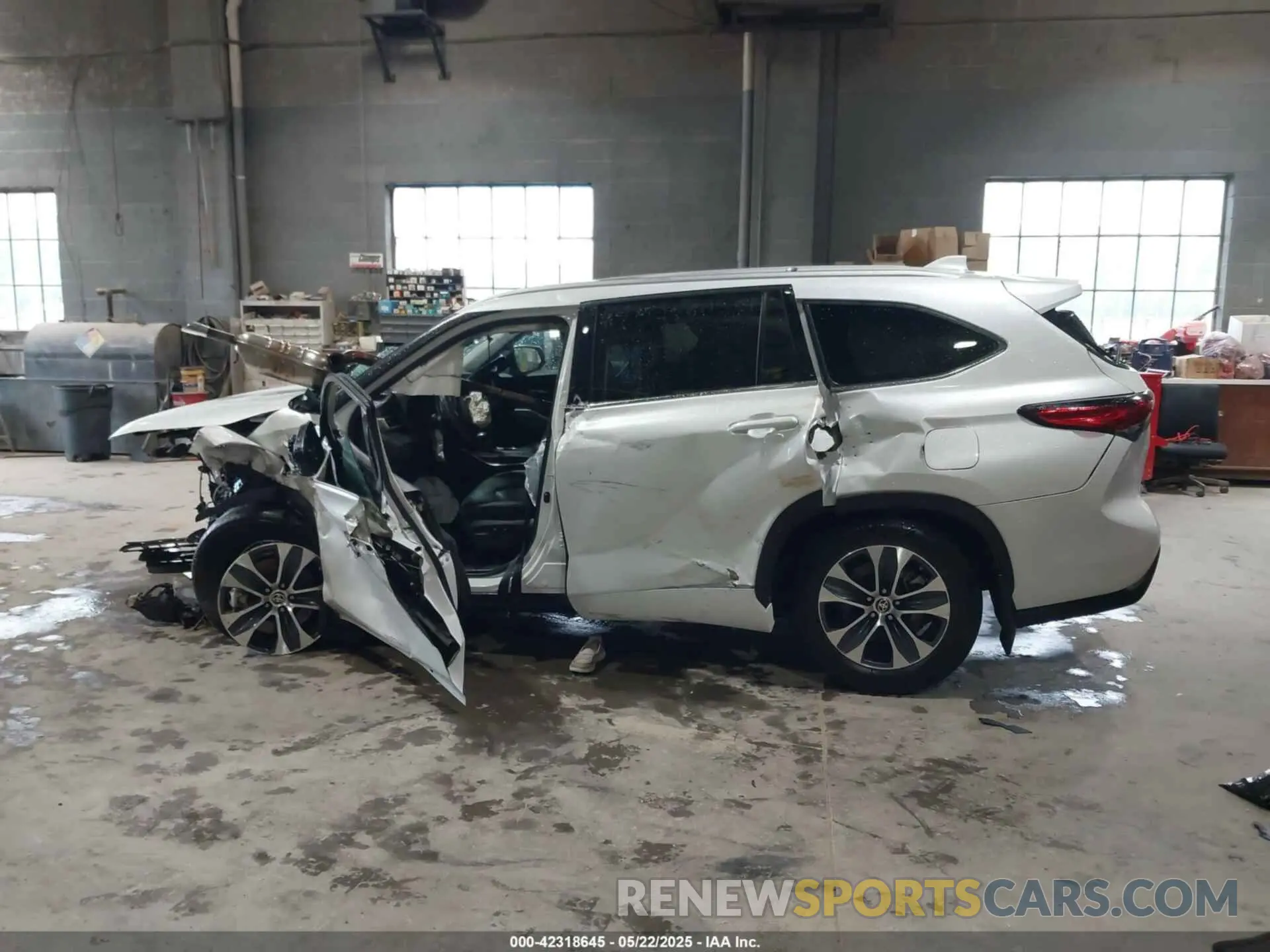 12 Photograph of a damaged car 5TDGZRBH1NS205858 TOYOTA HIGHLANDER 2022