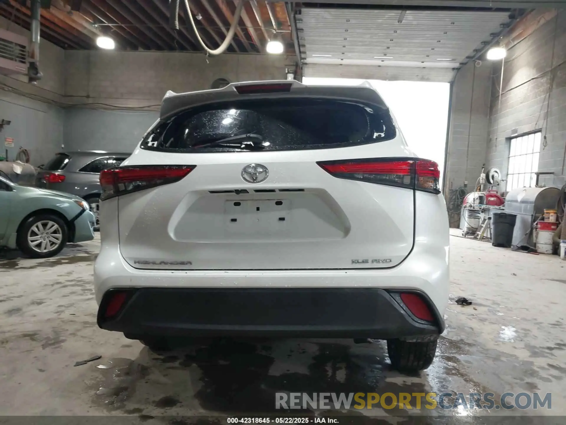 14 Photograph of a damaged car 5TDGZRBH1NS205858 TOYOTA HIGHLANDER 2022