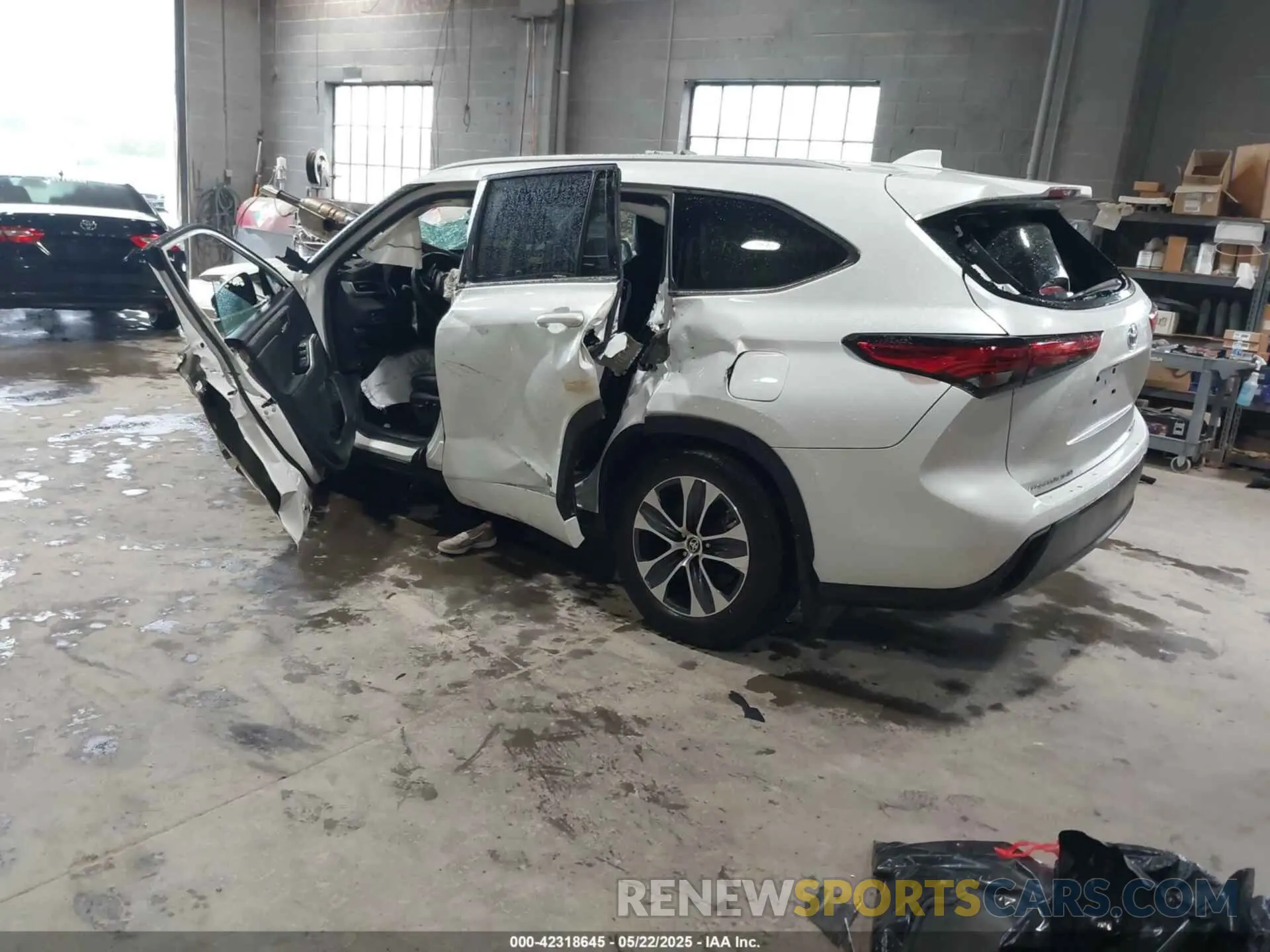 3 Photograph of a damaged car 5TDGZRBH1NS205858 TOYOTA HIGHLANDER 2022