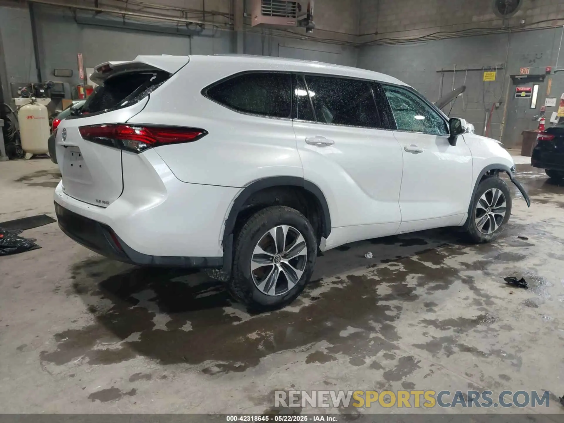 4 Photograph of a damaged car 5TDGZRBH1NS205858 TOYOTA HIGHLANDER 2022