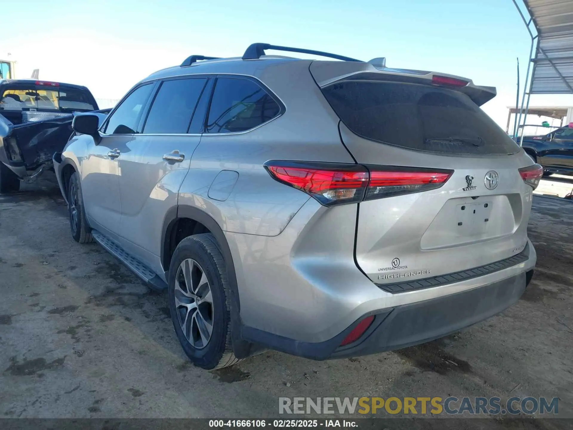 3 Photograph of a damaged car 5TDGZRBH1NS568368 TOYOTA HIGHLANDER 2022