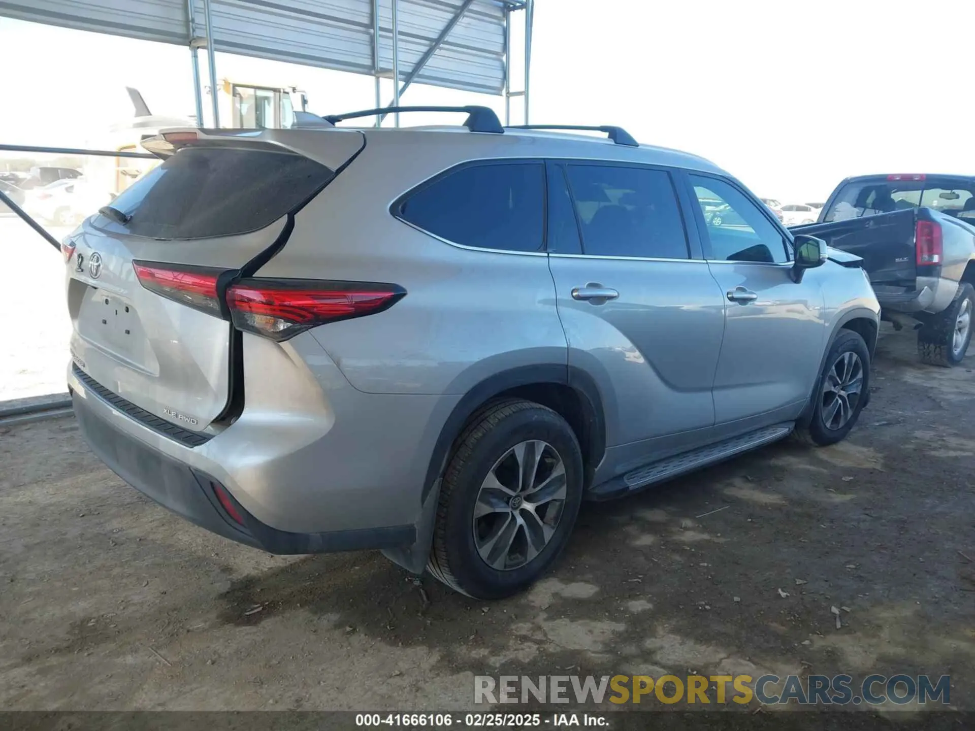 4 Photograph of a damaged car 5TDGZRBH1NS568368 TOYOTA HIGHLANDER 2022