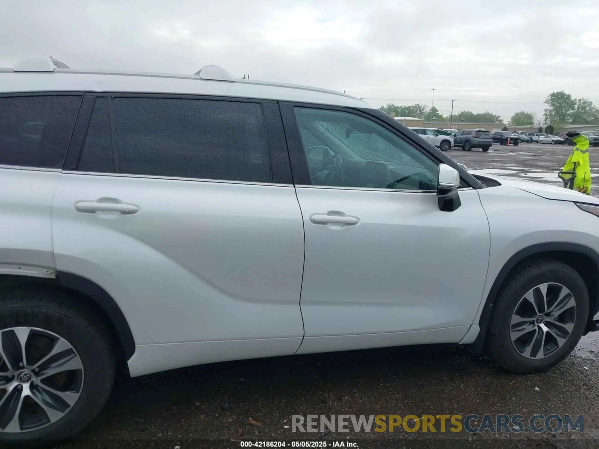 13 Photograph of a damaged car 5TDGZRBH3NS571871 TOYOTA HIGHLANDER 2022