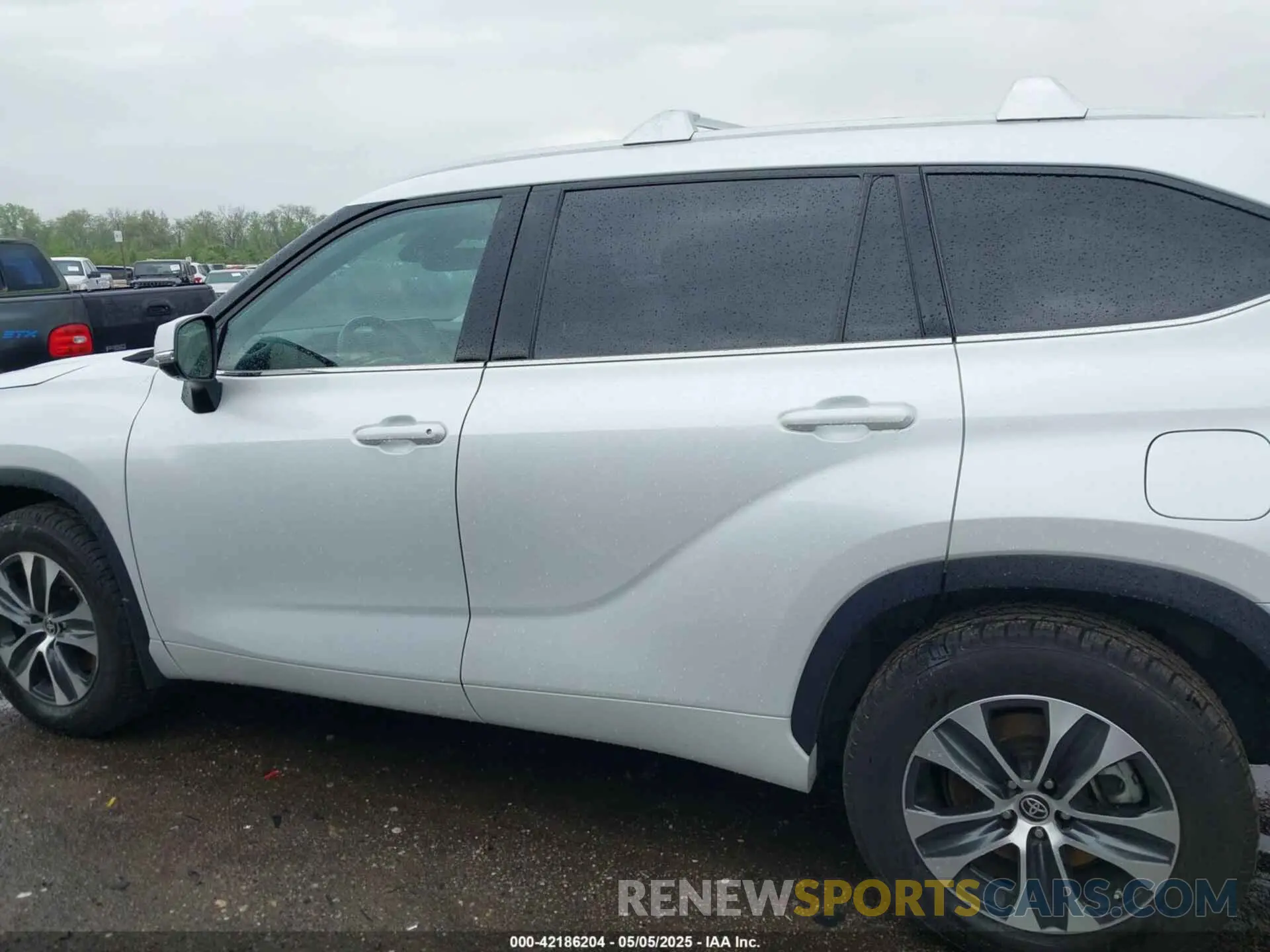 14 Photograph of a damaged car 5TDGZRBH3NS571871 TOYOTA HIGHLANDER 2022
