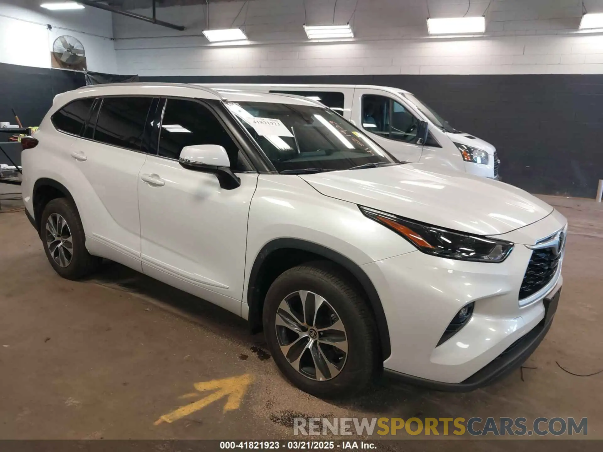 1 Photograph of a damaged car 5TDGZRBH4NS256609 TOYOTA HIGHLANDER 2022