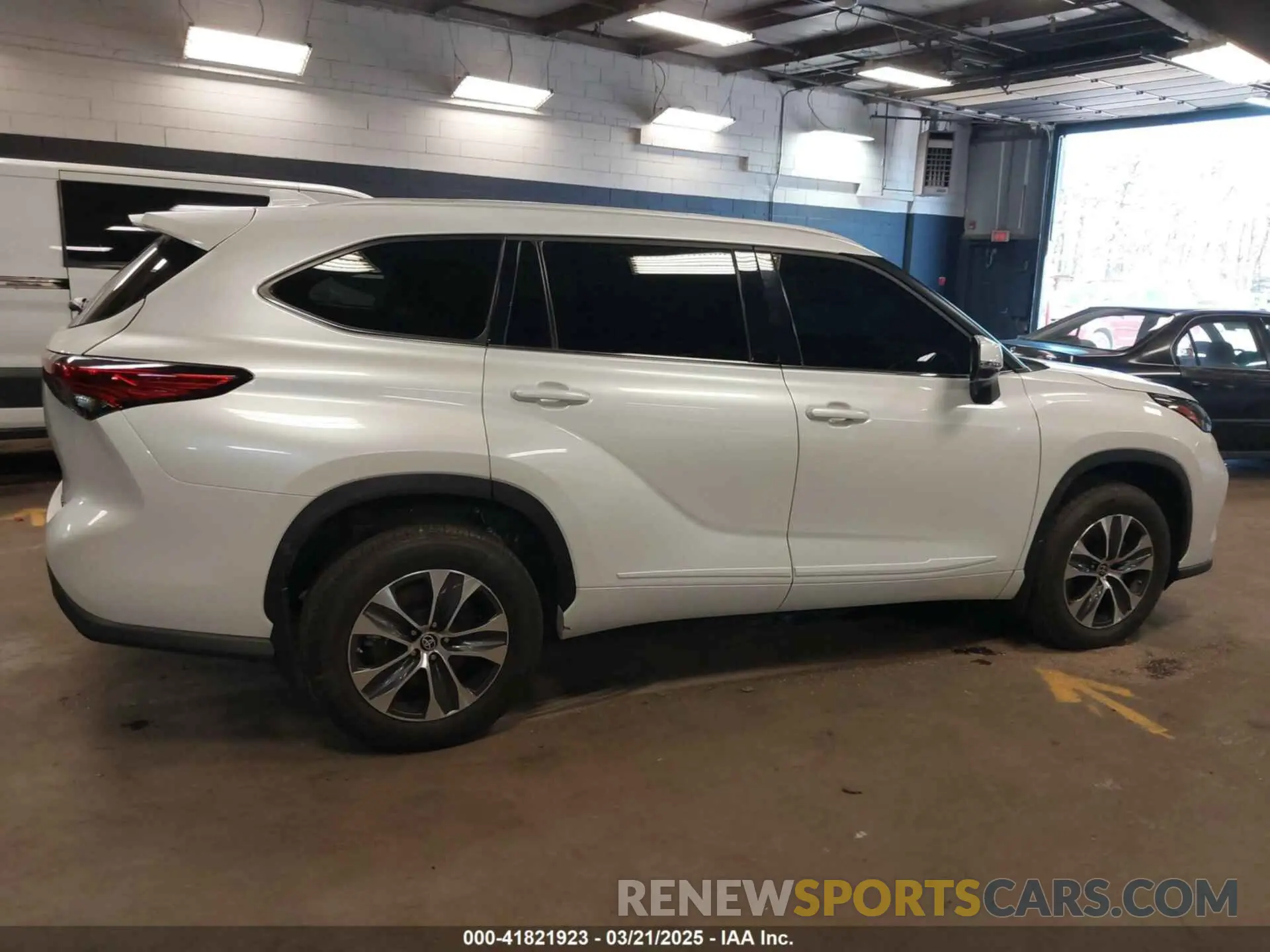 13 Photograph of a damaged car 5TDGZRBH4NS256609 TOYOTA HIGHLANDER 2022